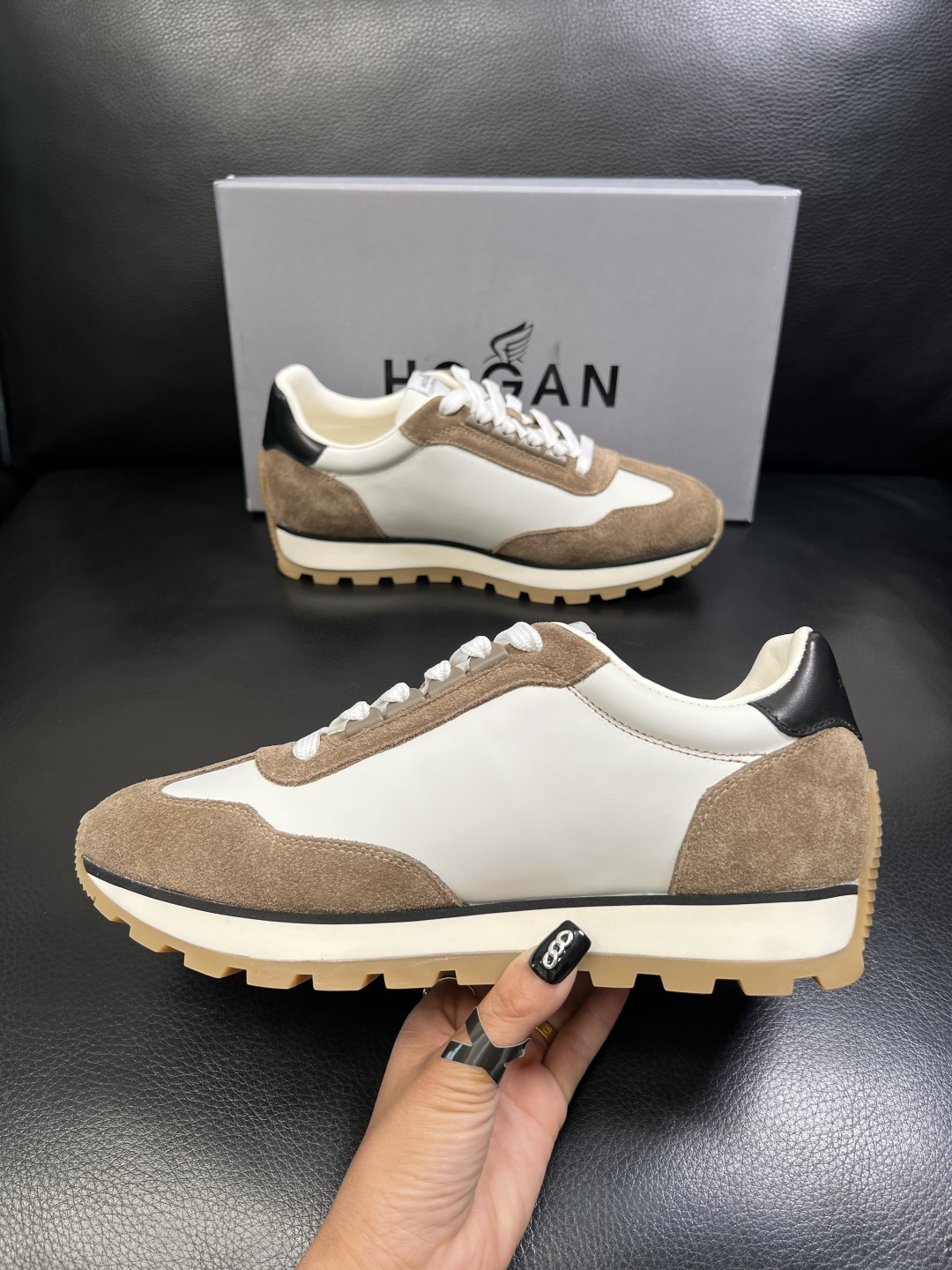 Hogan 高品质 顶级工艺品，霍根 专柜同步，原厂配置意大利进口牛皮面料，进口牛皮内里垫，透气舒适，鞋