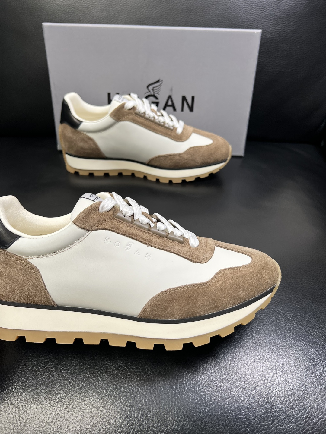 Hogan 高品质 顶级工艺品，霍根 专柜同步，原厂配置意大利进口牛皮面料，进口牛皮内里垫，透气舒适，鞋