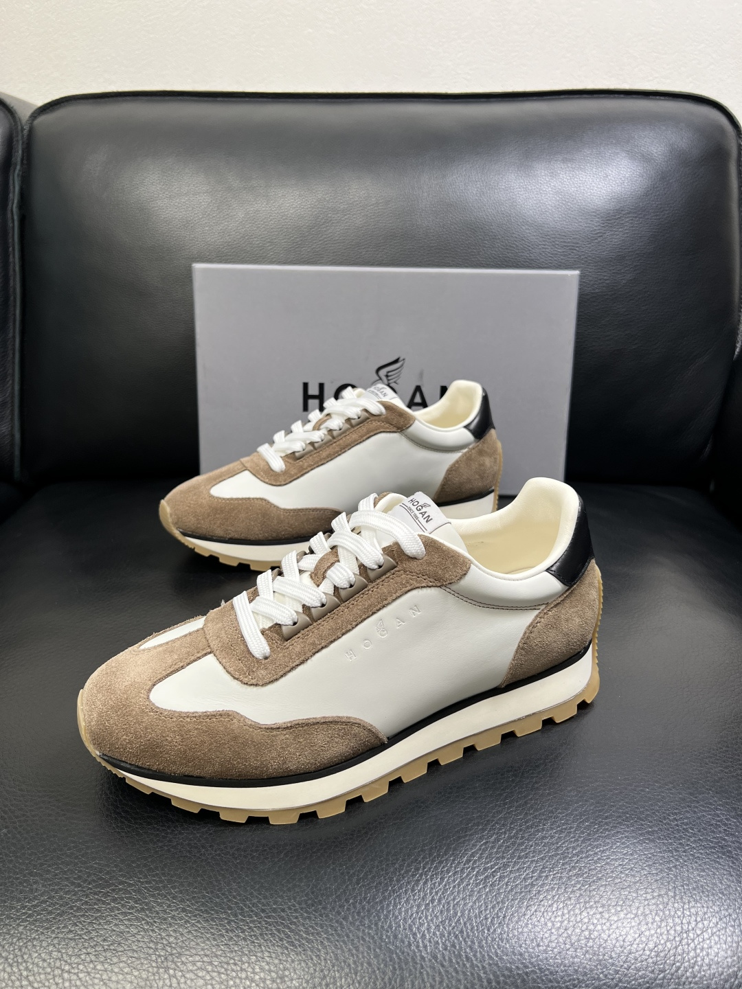 Hogan 高品质 顶级工艺品，霍根 专柜同步，原厂配置意大利进口牛皮面料，进口牛皮内里垫，透气舒适，鞋