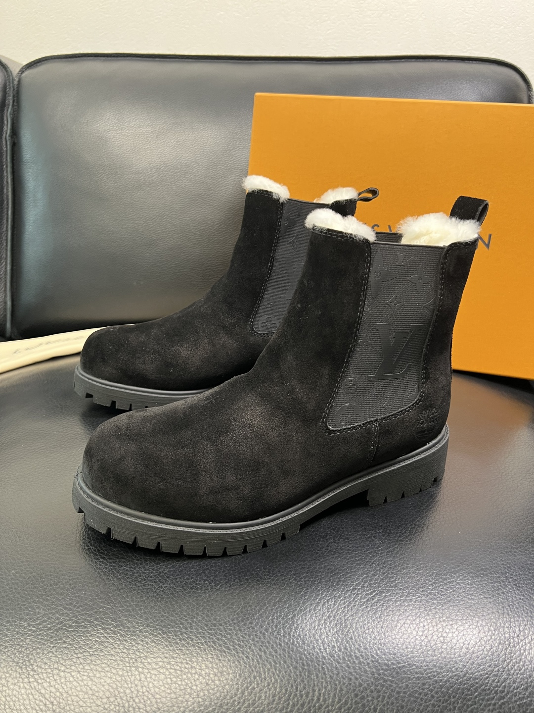 Lv 顶级代购 路易威登，高帮靴子专柜同步，鞋面意大利进口，高品质拼接缤纷色彩复杂工艺品，进口羔羊毛牛里