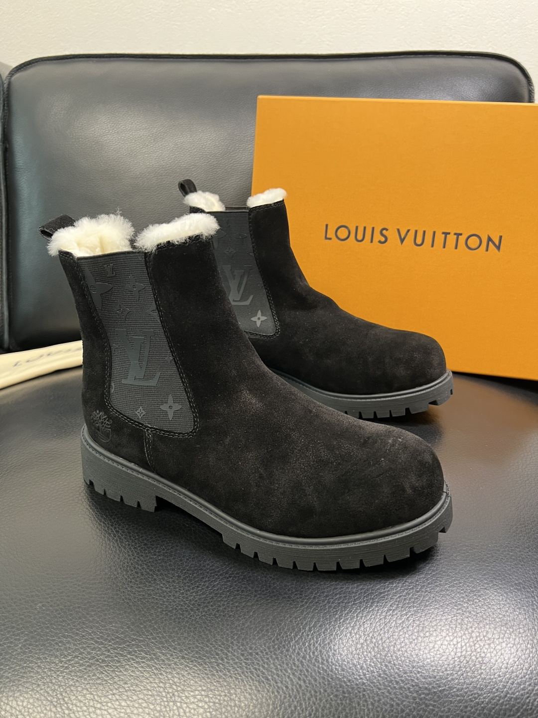 Lv 顶级代购 路易威登，高帮靴子专柜同步，鞋面意大利进口，高品质拼接缤纷色彩复杂工艺品，进口羔羊毛牛里