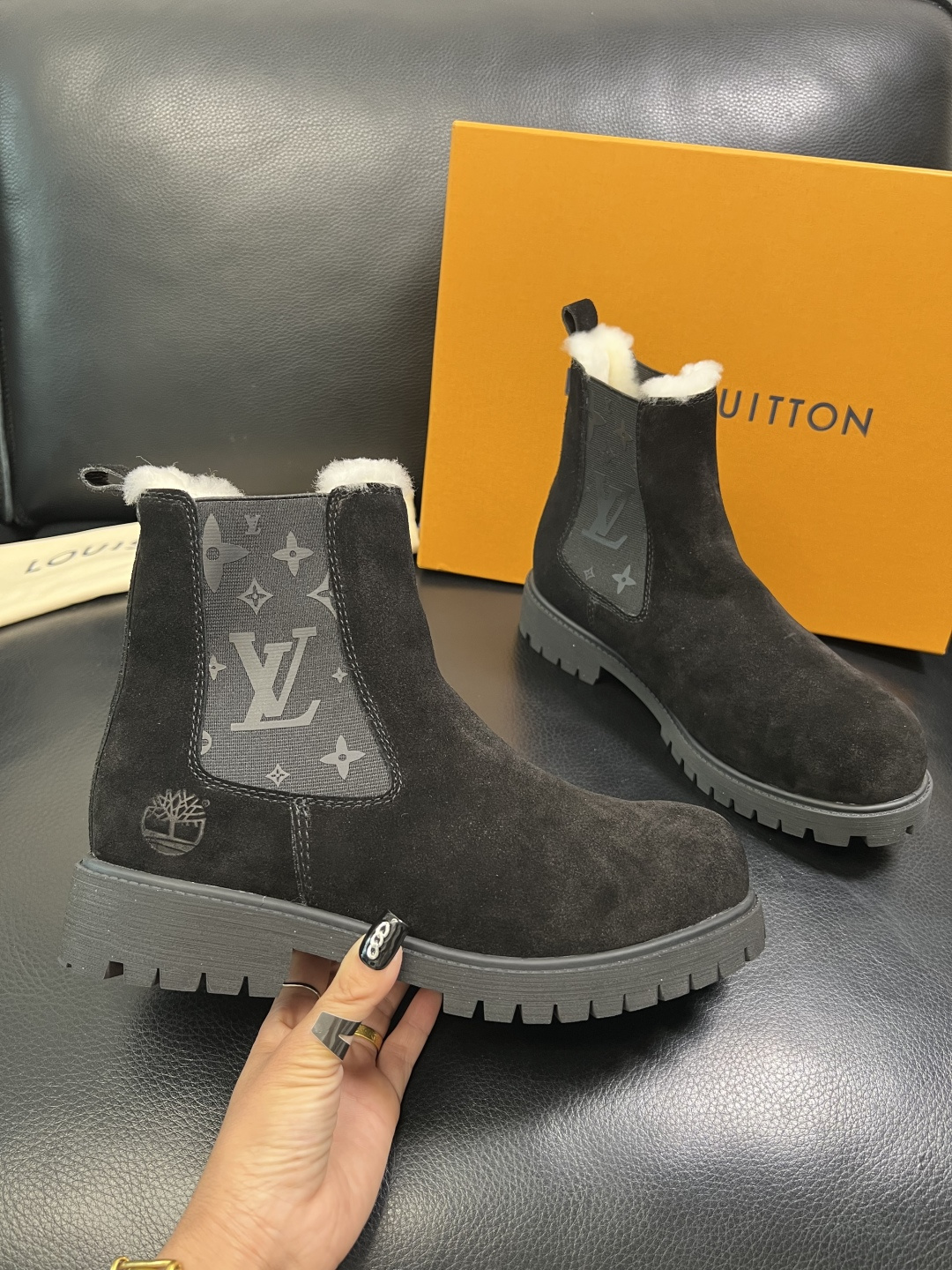 Lv 顶级代购 路易威登，高帮靴子专柜同步，鞋面意大利进口，高品质拼接缤纷色彩复杂工艺品，进口羔羊毛牛里