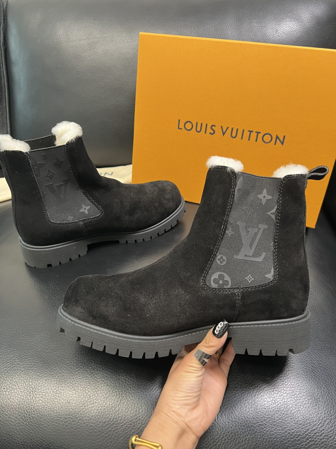 Lv 顶级代购 路易威登，高帮靴子专柜同步，鞋面意大利进口，高品质拼接缤纷色彩复杂工艺品，进口羔羊毛牛里