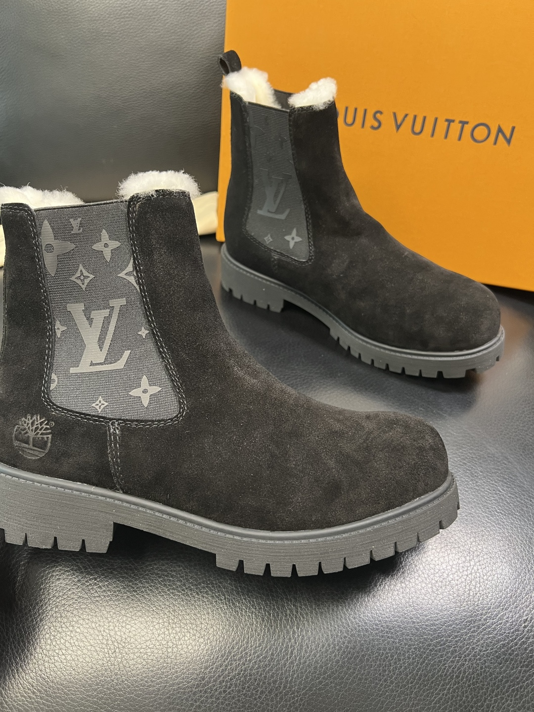 Lv 顶级代购 路易威登，高帮靴子专柜同步，鞋面意大利进口，高品质拼接缤纷色彩复杂工艺品，进口羔羊毛牛里