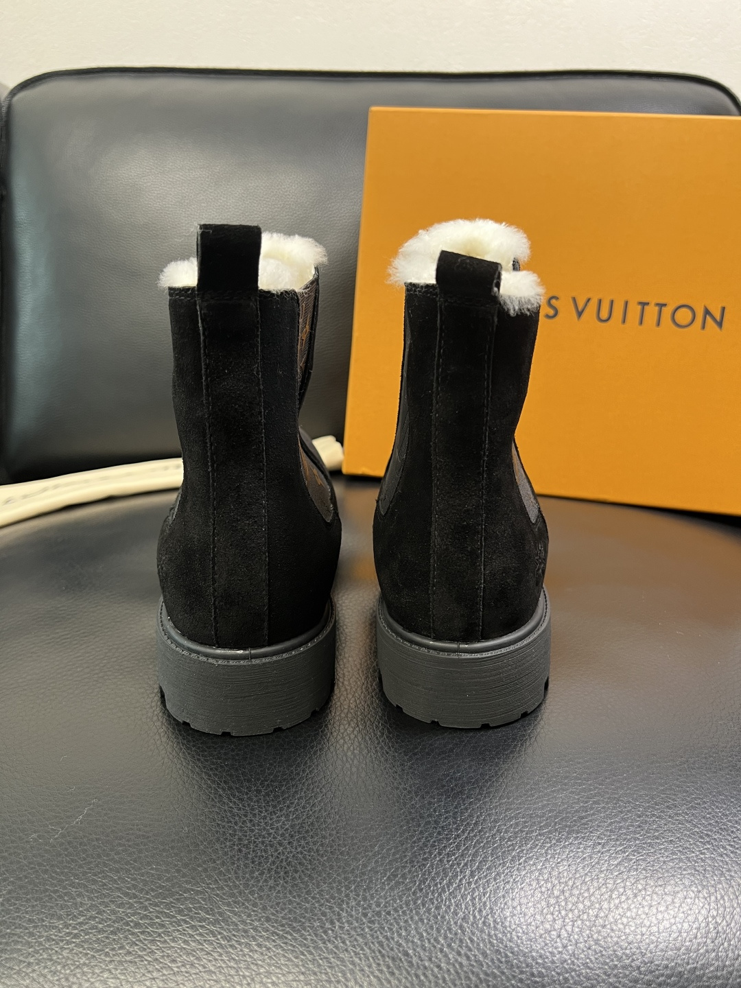 Lv 顶级代购 路易威登，高帮靴子专柜同步，鞋面意大利进口，高品质拼接缤纷色彩复杂工艺品，进口羔羊毛牛里