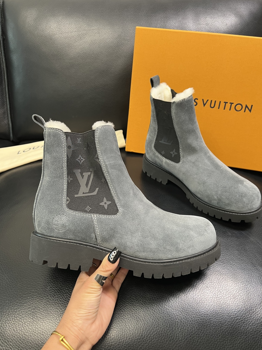 Lv 顶级代购 路易威登，高帮靴子专柜同步，鞋面意大利进口，高品质拼接缤纷色彩复杂工艺品，进口羔羊毛牛里