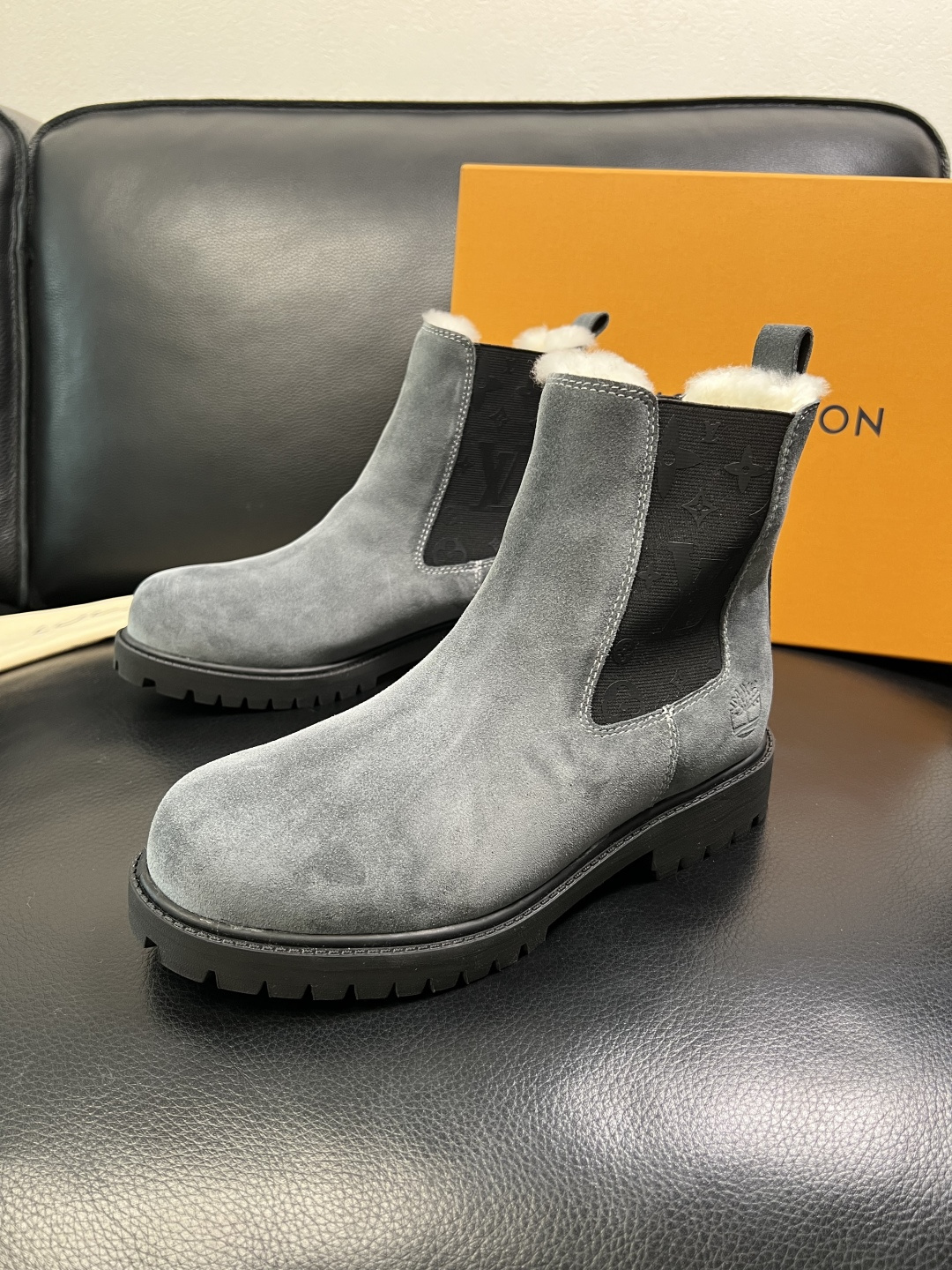 Lv 顶级代购 路易威登，高帮靴子专柜同步，鞋面意大利进口，高品质拼接缤纷色彩复杂工艺品，进口羔羊毛牛里