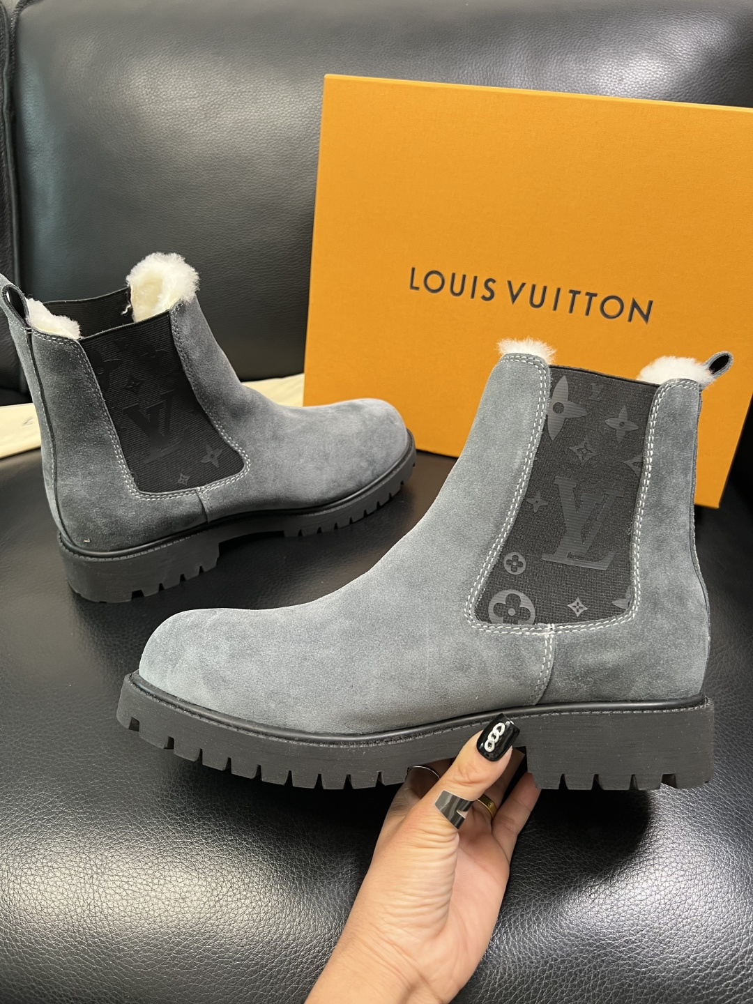 Lv 顶级代购 路易威登，高帮靴子专柜同步，鞋面意大利进口，高品质拼接缤纷色彩复杂工艺品，进口羔羊毛牛里