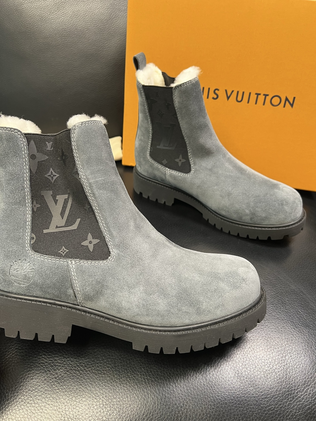 Lv 顶级代购 路易威登，高帮靴子专柜同步，鞋面意大利进口，高品质拼接缤纷色彩复杂工艺品，进口羔羊毛牛里