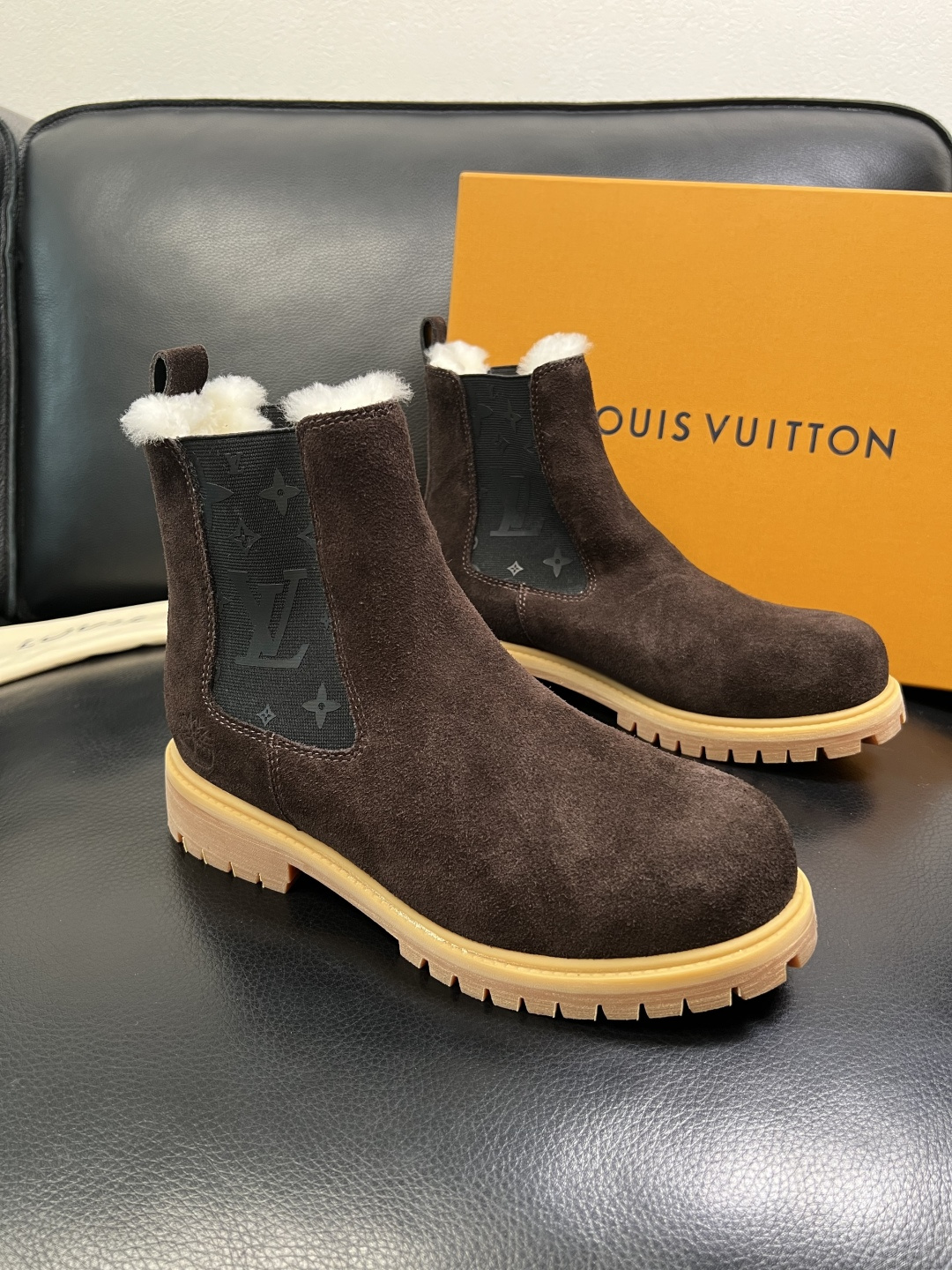 Lv 顶级代购 路易威登，高帮靴子专柜同步，鞋面意大利进口，高品质拼接缤纷色彩复杂工艺品，进口羔羊毛牛里