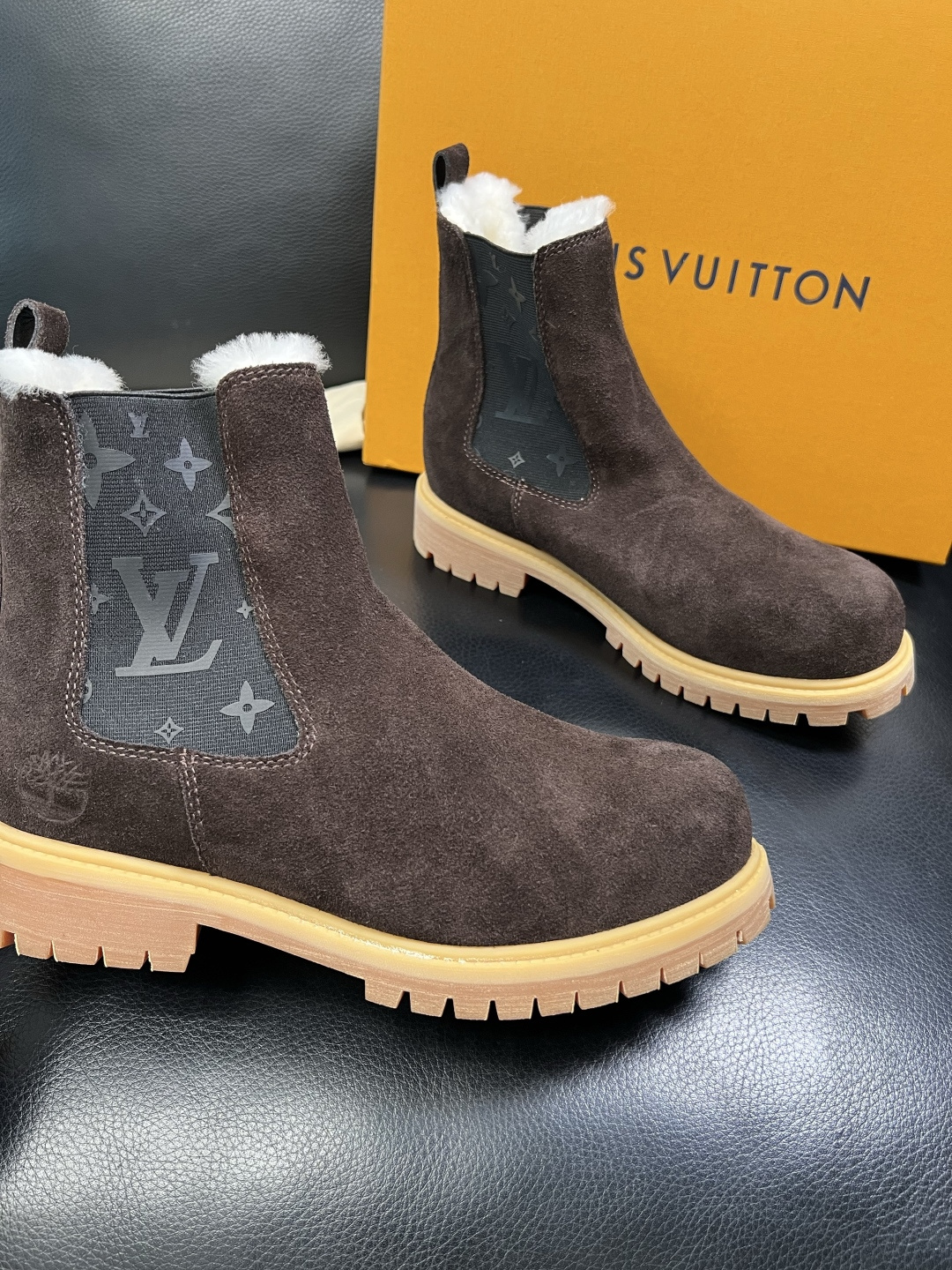 Lv 顶级代购 路易威登，高帮靴子专柜同步，鞋面意大利进口，高品质拼接缤纷色彩复杂工艺品，进口羔羊毛牛里