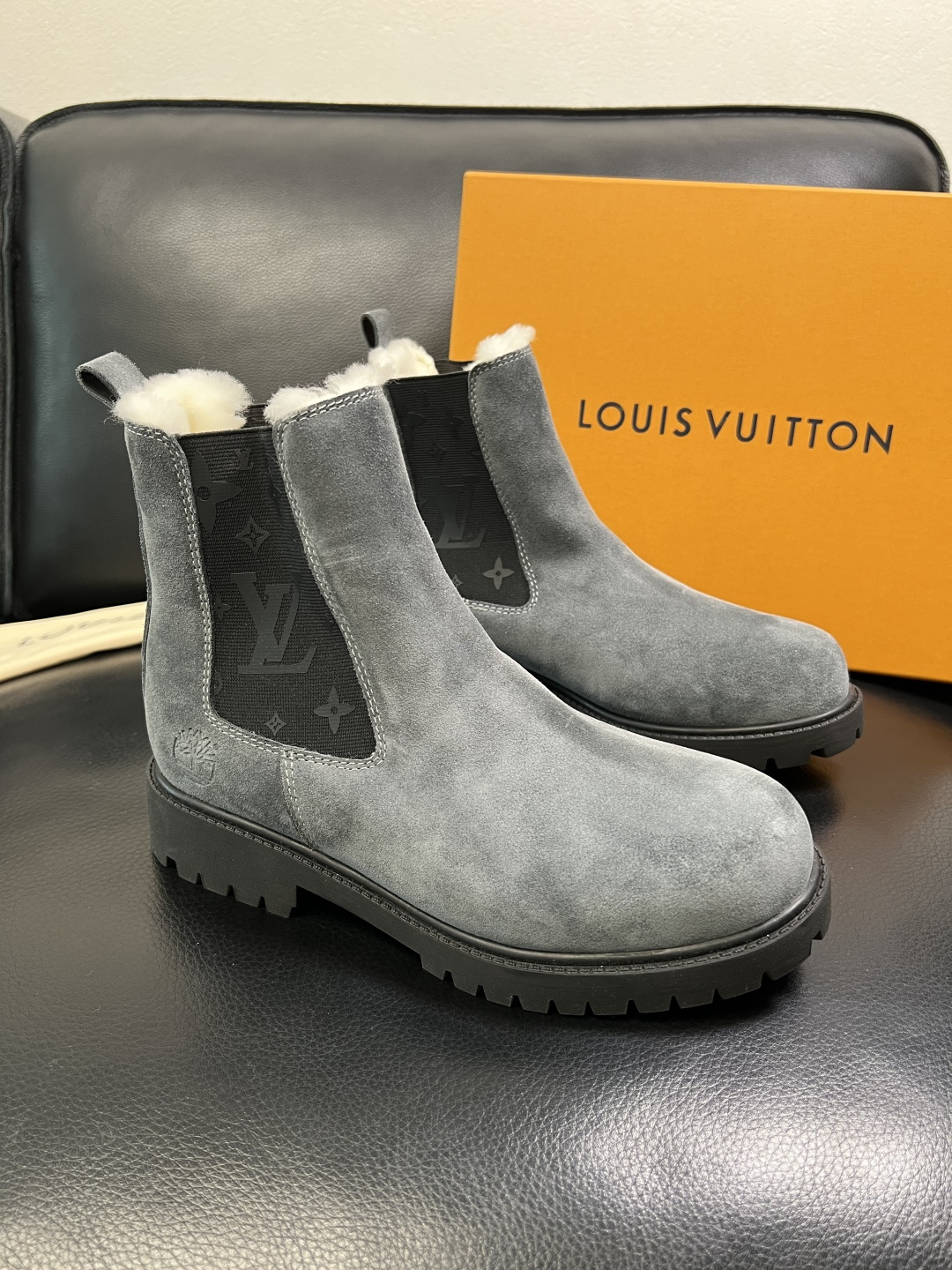 Lv 顶级代购 路易威登，高帮靴子专柜同步，鞋面意大利进口，高品质拼接缤纷色彩复杂工艺品，进口羔羊毛牛里