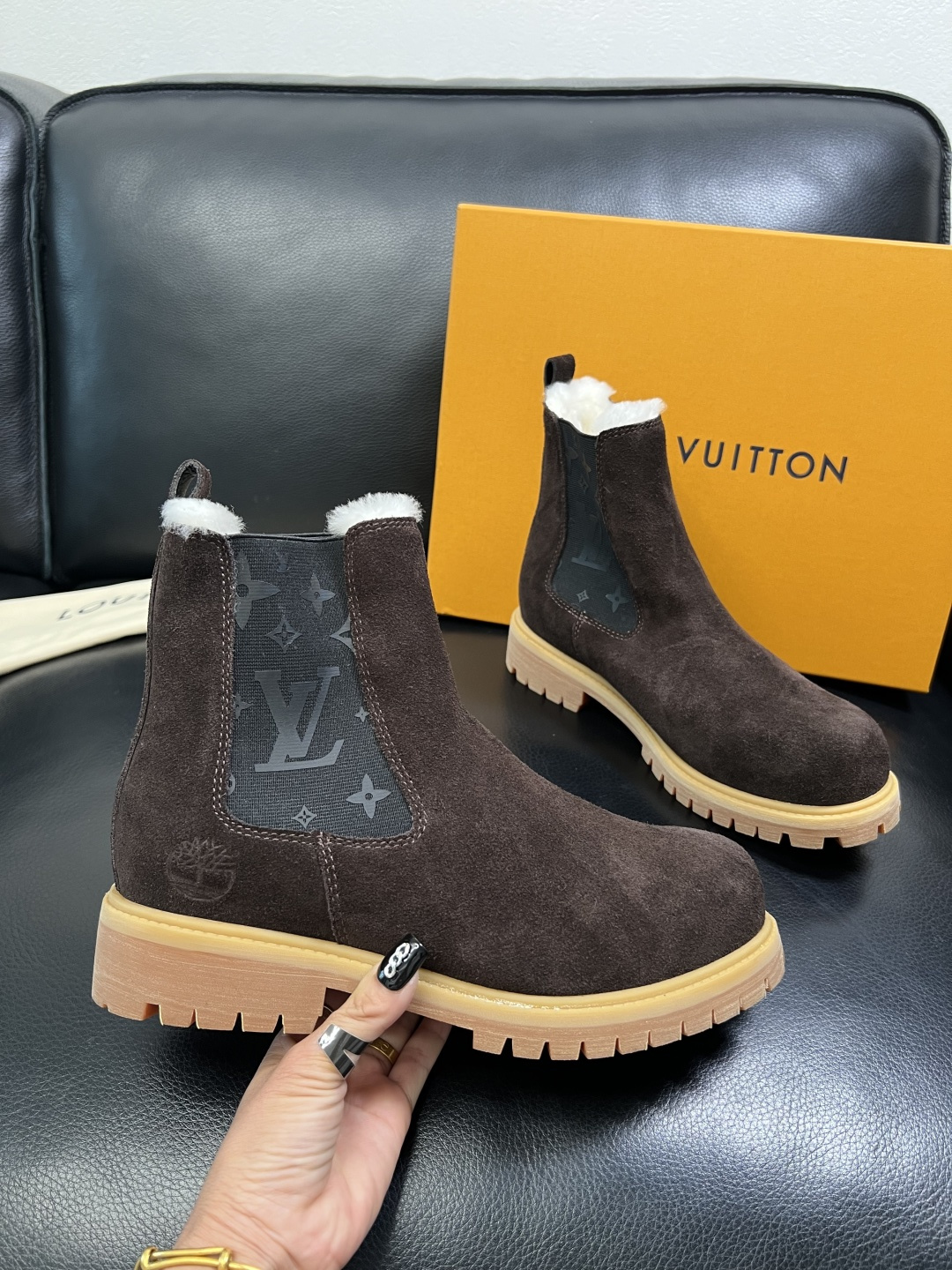 Lv 顶级代购 路易威登，高帮靴子专柜同步，鞋面意大利进口，高品质拼接缤纷色彩复杂工艺品，进口羔羊毛牛里