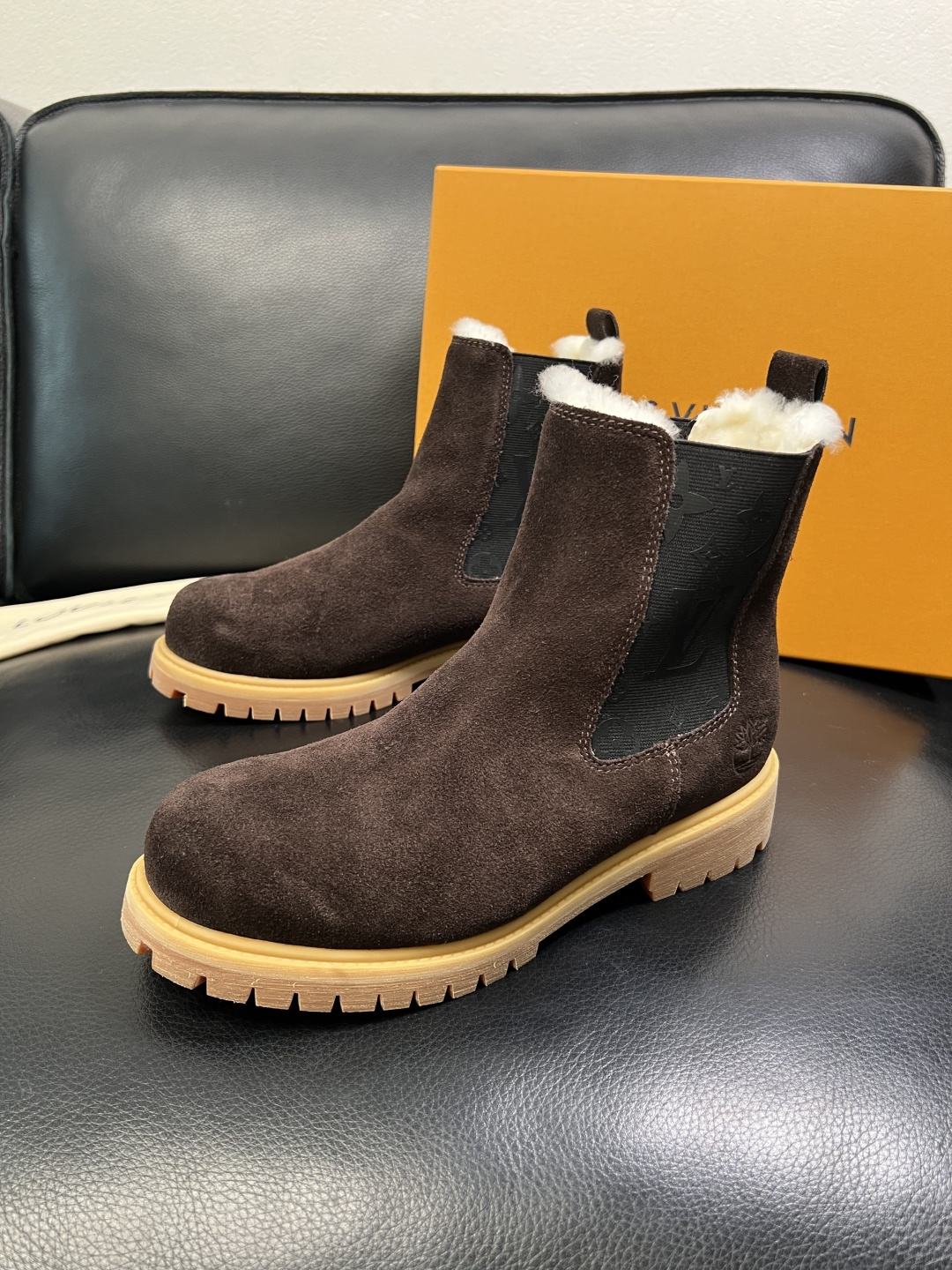 Lv 顶级代购 路易威登，高帮靴子专柜同步，鞋面意大利进口，高品质拼接缤纷色彩复杂工艺品，进口羔羊毛牛里