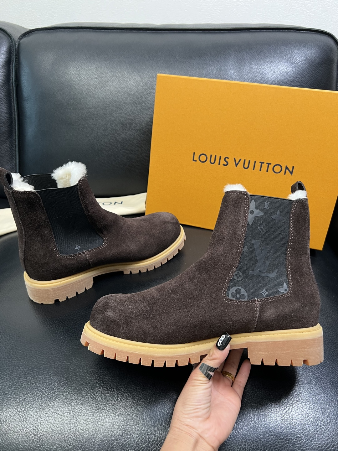 Lv 顶级代购 路易威登，高帮靴子专柜同步，鞋面意大利进口，高品质拼接缤纷色彩复杂工艺品，进口羔羊毛牛里