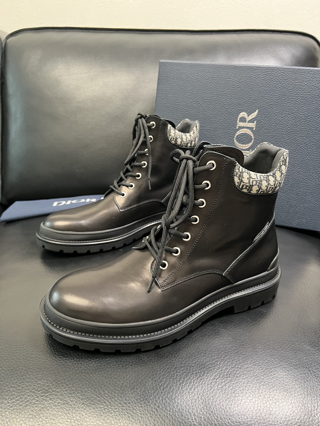 Dior 顶级工艺品 迪奥 高帮靴子专柜同步原厂配置，意大利进口原版牛皮拼布面料，透气舒适进口水染牛里垫
