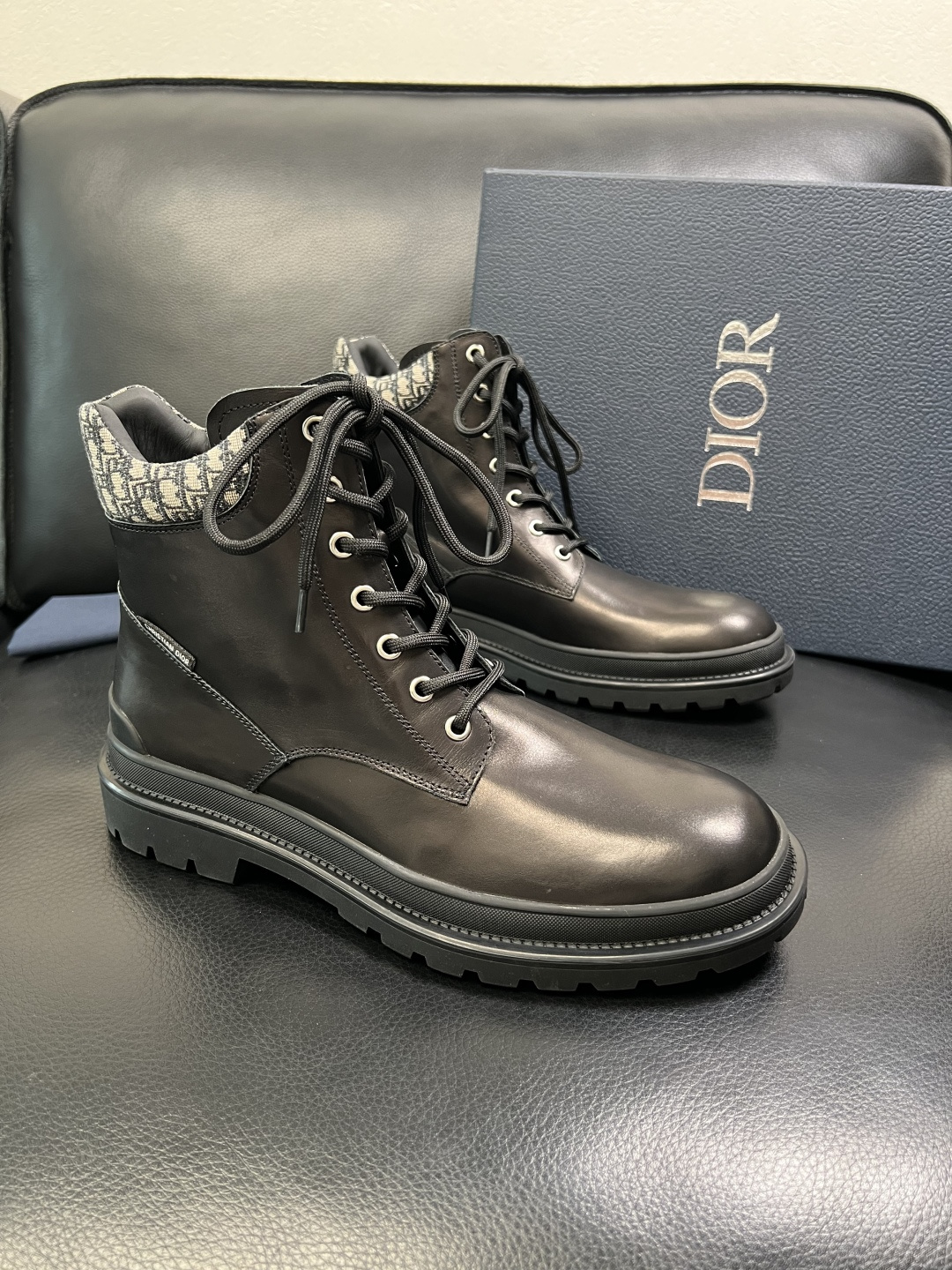 Dior 顶级工艺品 迪奥 高帮靴子专柜同步原厂配置，意大利进口原版牛皮拼布面料，透气舒适进口水染牛里垫