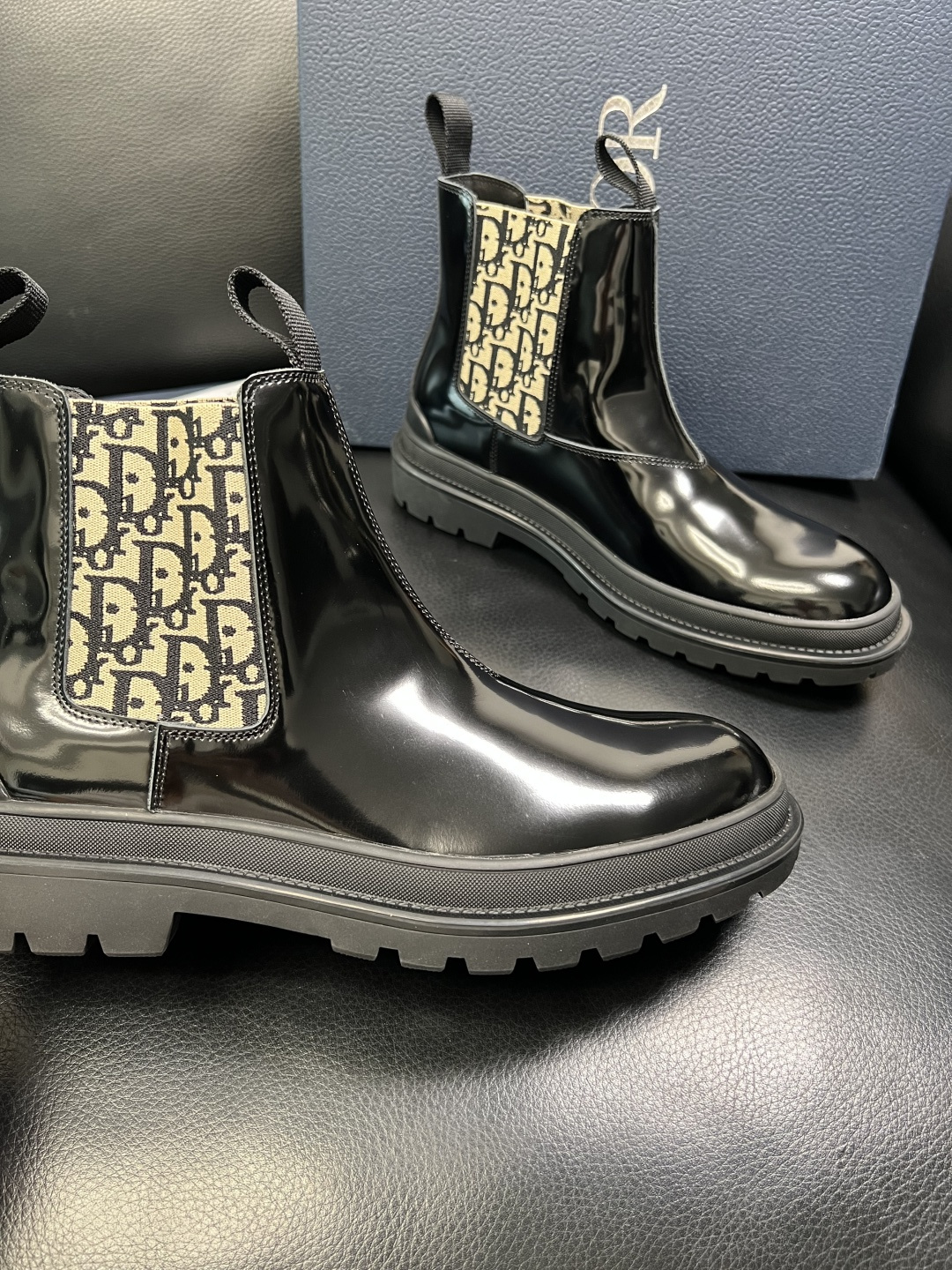 Dior 顶级工艺品 迪奥 高帮靴子专柜同步原厂配置，意大利进口原版牛皮拼布面料，透气舒适进口水染牛里垫