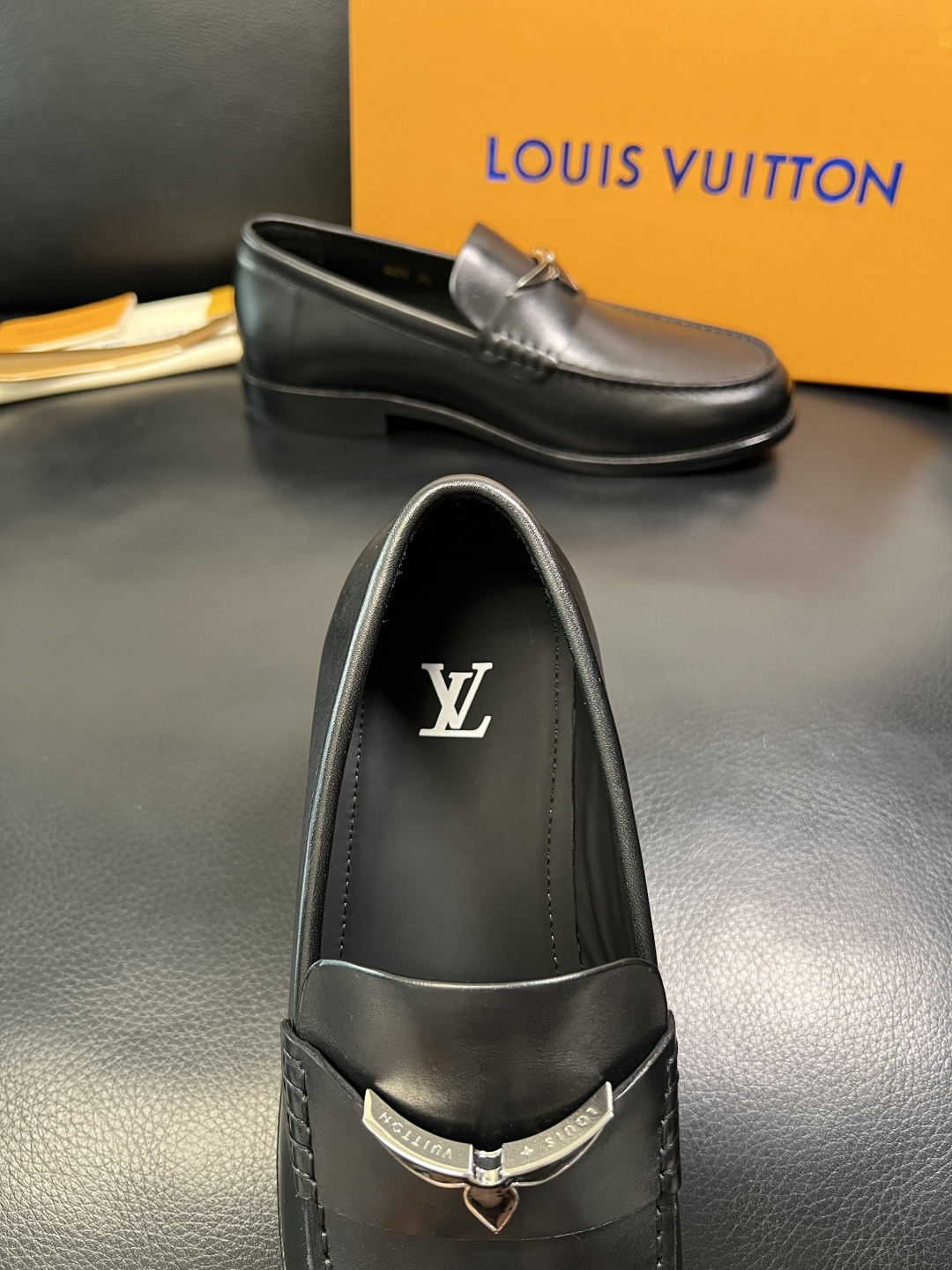 Lv 高品质 顶级工艺品 路易威登 皮鞋专柜同步原厂配置，鞋面意大利进口，进口水染牛皮内里，鞋底：原厂特