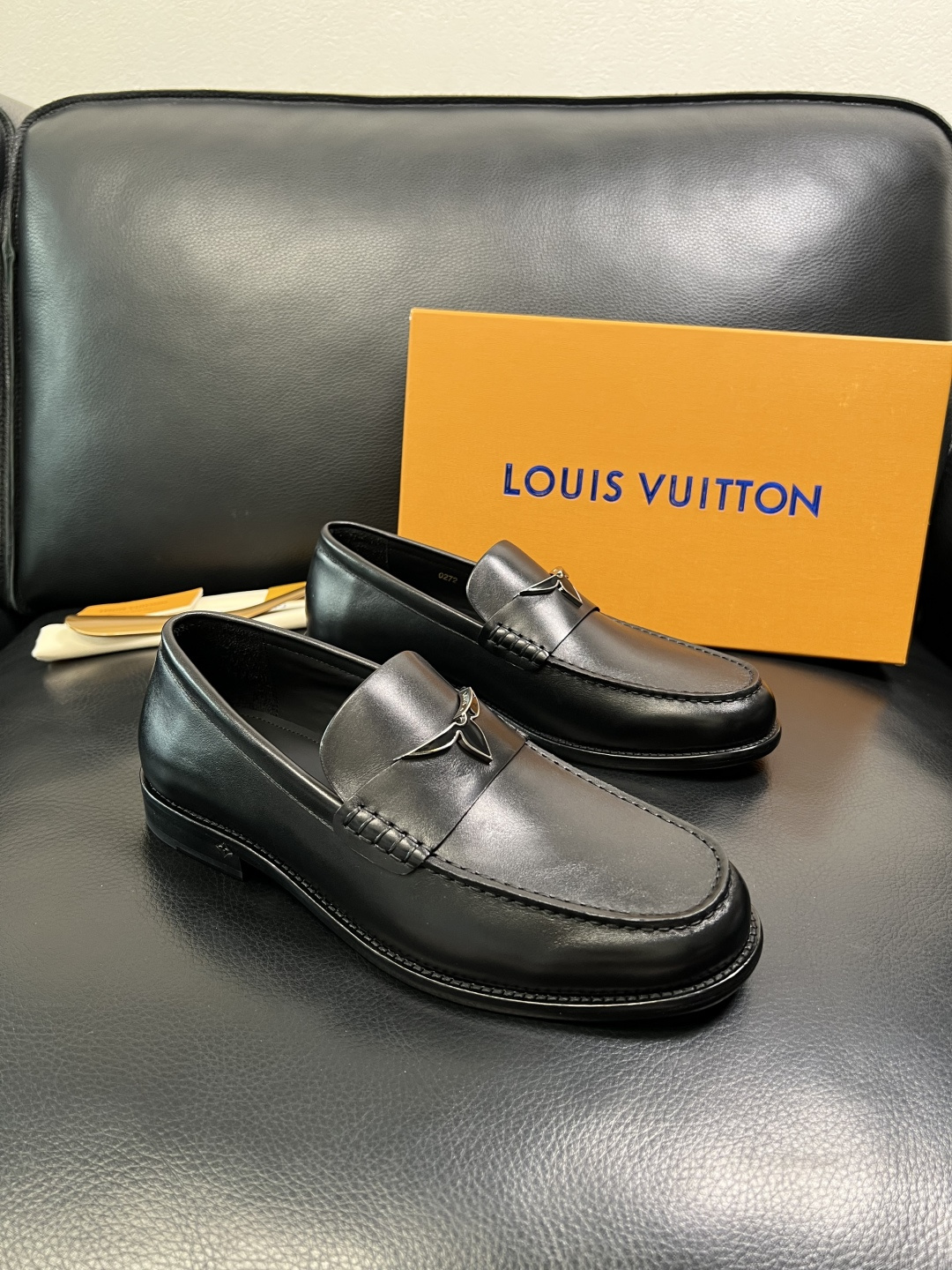 Lv 高品质 顶级工艺品 路易威登 皮鞋专柜同步原厂配置，鞋面意大利进口，进口水染牛皮内里，鞋底：原厂特