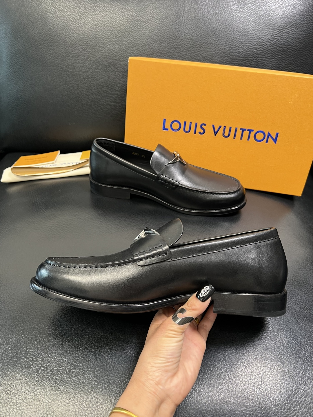 Lv 高品质 顶级工艺品 路易威登 皮鞋专柜同步原厂配置，鞋面意大利进口，进口水染牛皮内里，鞋底：原厂特