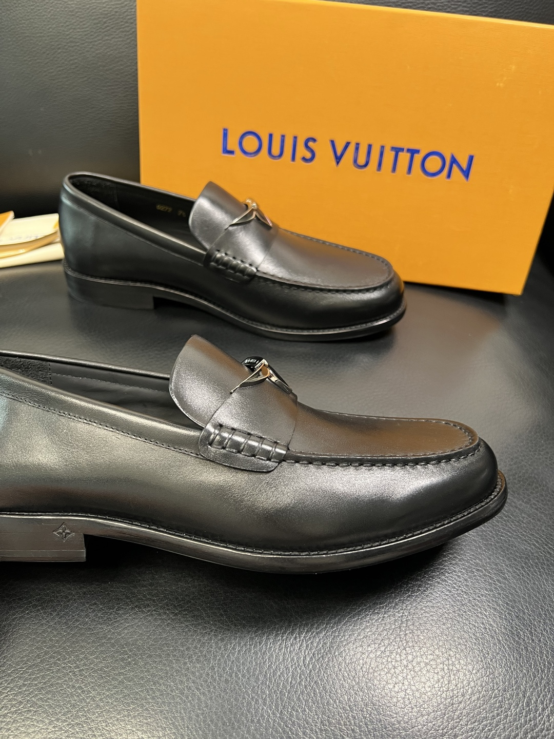 Lv 高品质 顶级工艺品 路易威登 皮鞋专柜同步原厂配置，鞋面意大利进口，进口水染牛皮内里，鞋底：原厂特