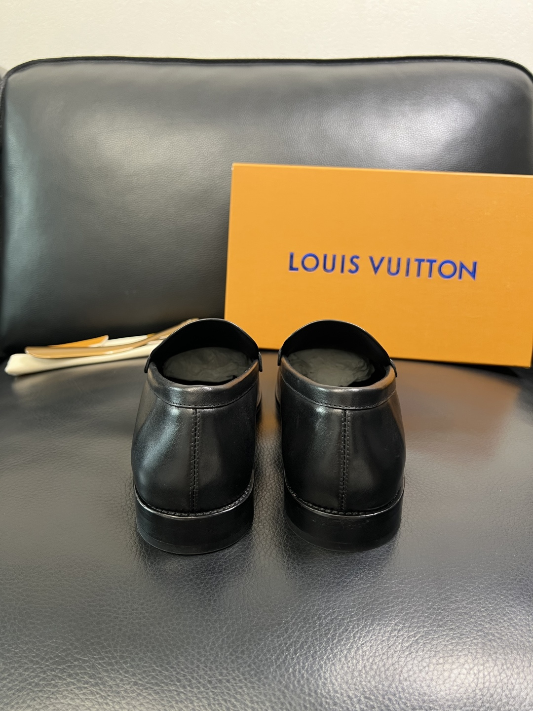 Lv 高品质 顶级工艺品 路易威登 皮鞋专柜同步原厂配置，鞋面意大利进口，进口水染牛皮内里，鞋底：原厂特