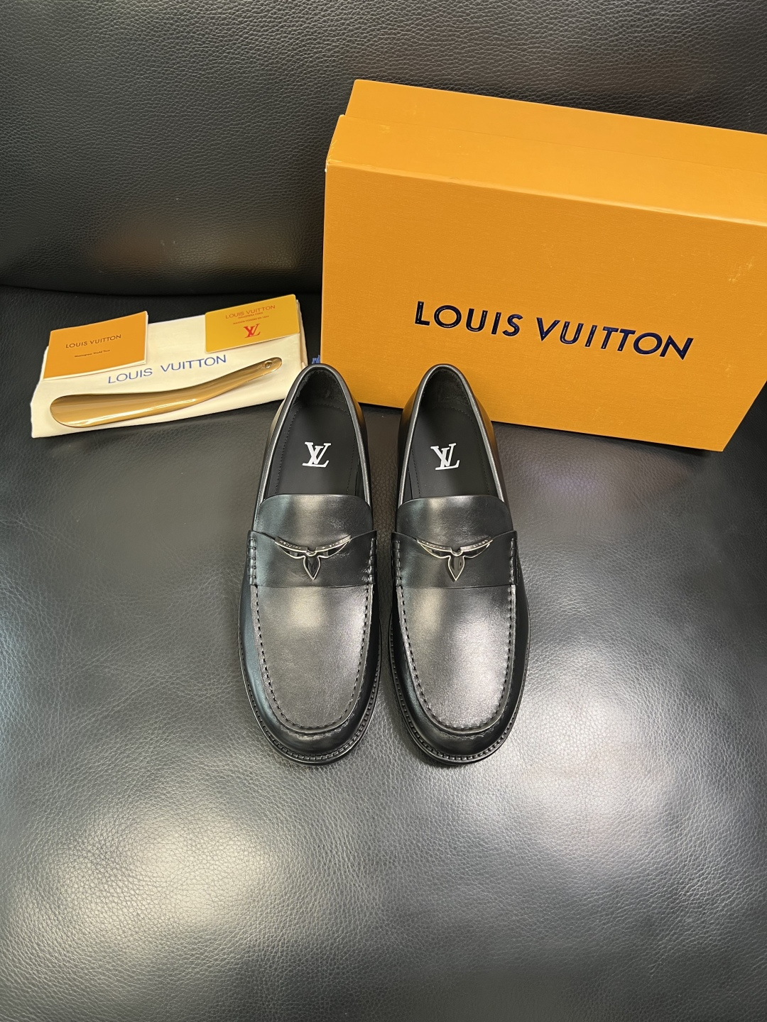 Lv 高品质 顶级工艺品 路易威登 皮鞋专柜同步原厂配置，鞋面意大利进口，进口水染牛皮内里，鞋底：原厂特