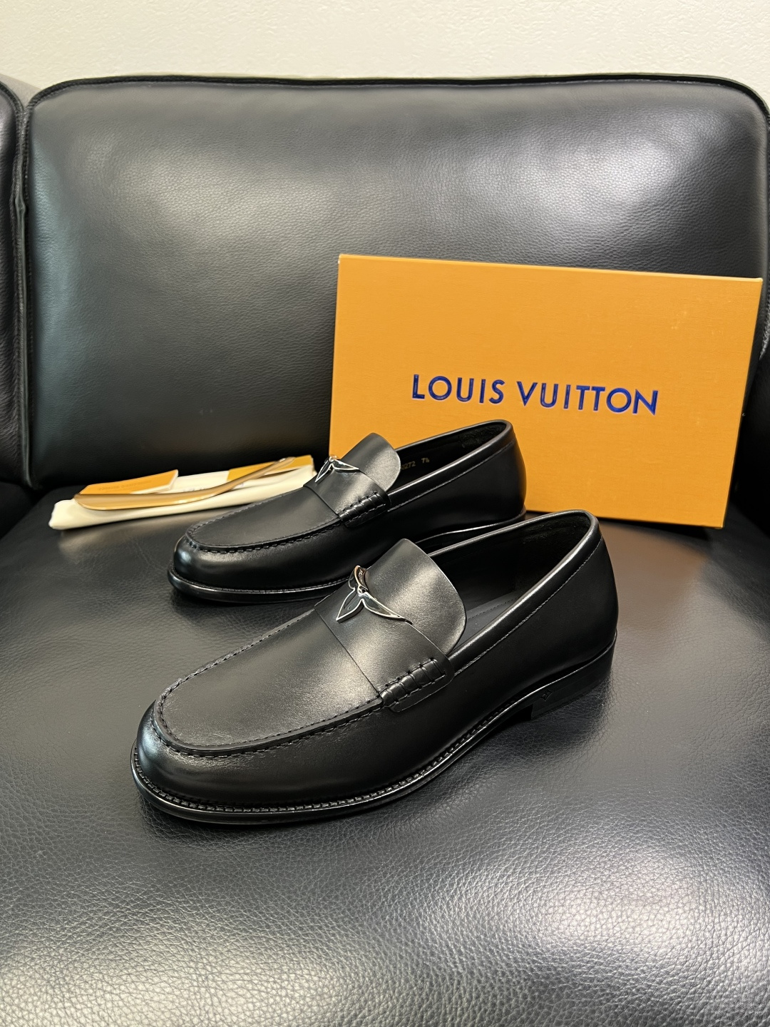 Lv 高品质 顶级工艺品 路易威登 皮鞋专柜同步原厂配置，鞋面意大利进口，进口水染牛皮内里，鞋底：原厂特