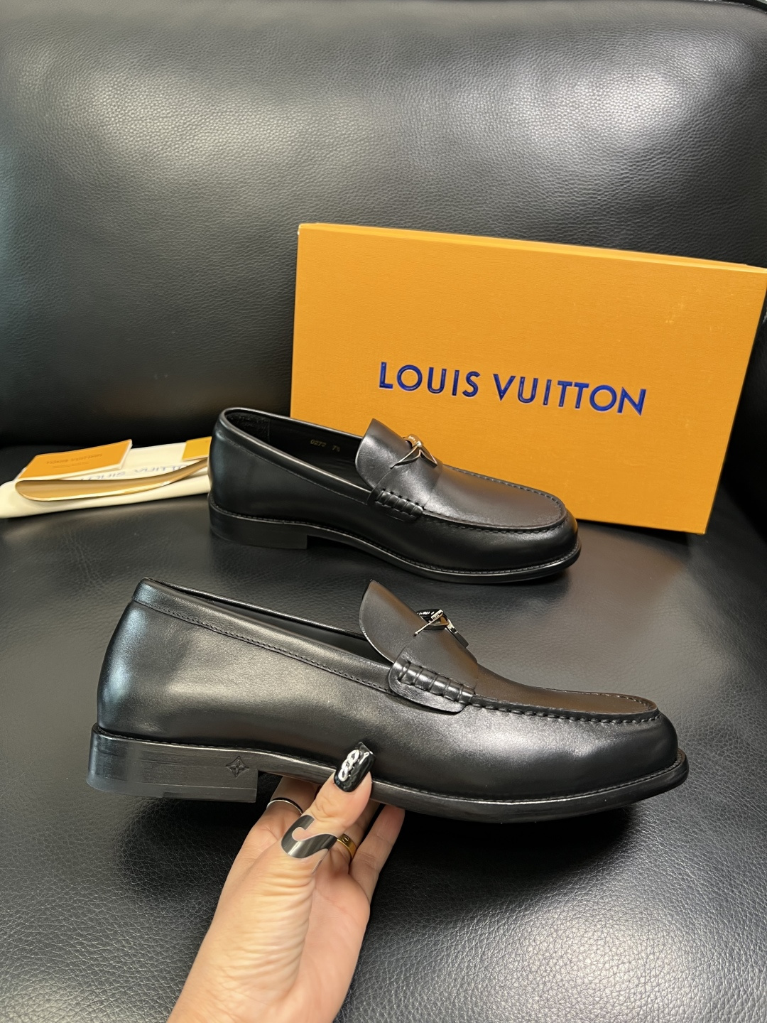 Lv 高品质 顶级工艺品 路易威登 皮鞋专柜同步原厂配置，鞋面意大利进口，进口水染牛皮内里，鞋底：原厂特