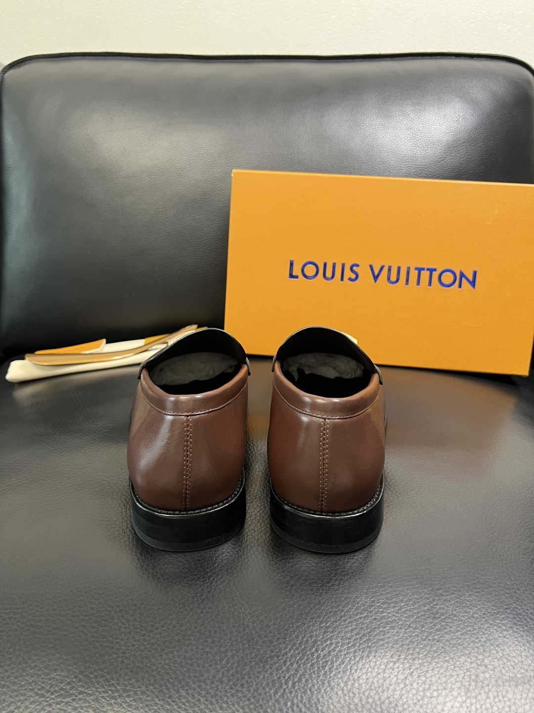 Lv 高品质 顶级工艺品 路易威登 皮鞋专柜同步原厂配置，鞋面意大利进口，进口水染牛皮内里，鞋底：原厂特