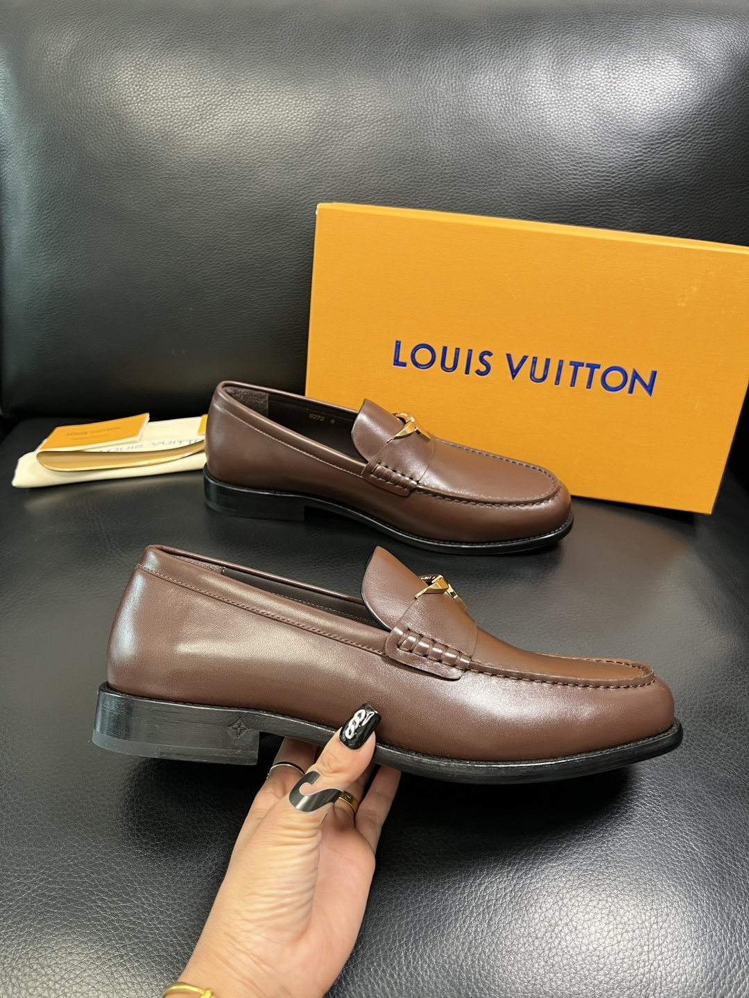 Lv 高品质 顶级工艺品 路易威登 皮鞋专柜同步原厂配置，鞋面意大利进口，进口水染牛皮内里，鞋底：原厂特