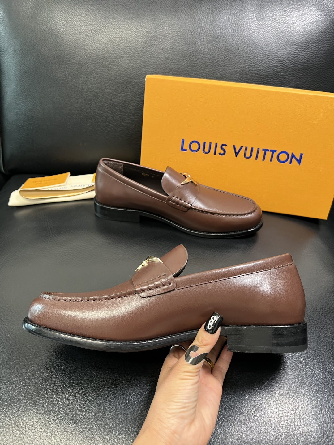 Lv 高品质 顶级工艺品 路易威登 皮鞋专柜同步原厂配置，鞋面意大利进口，进口水染牛皮内里，鞋底：原厂特