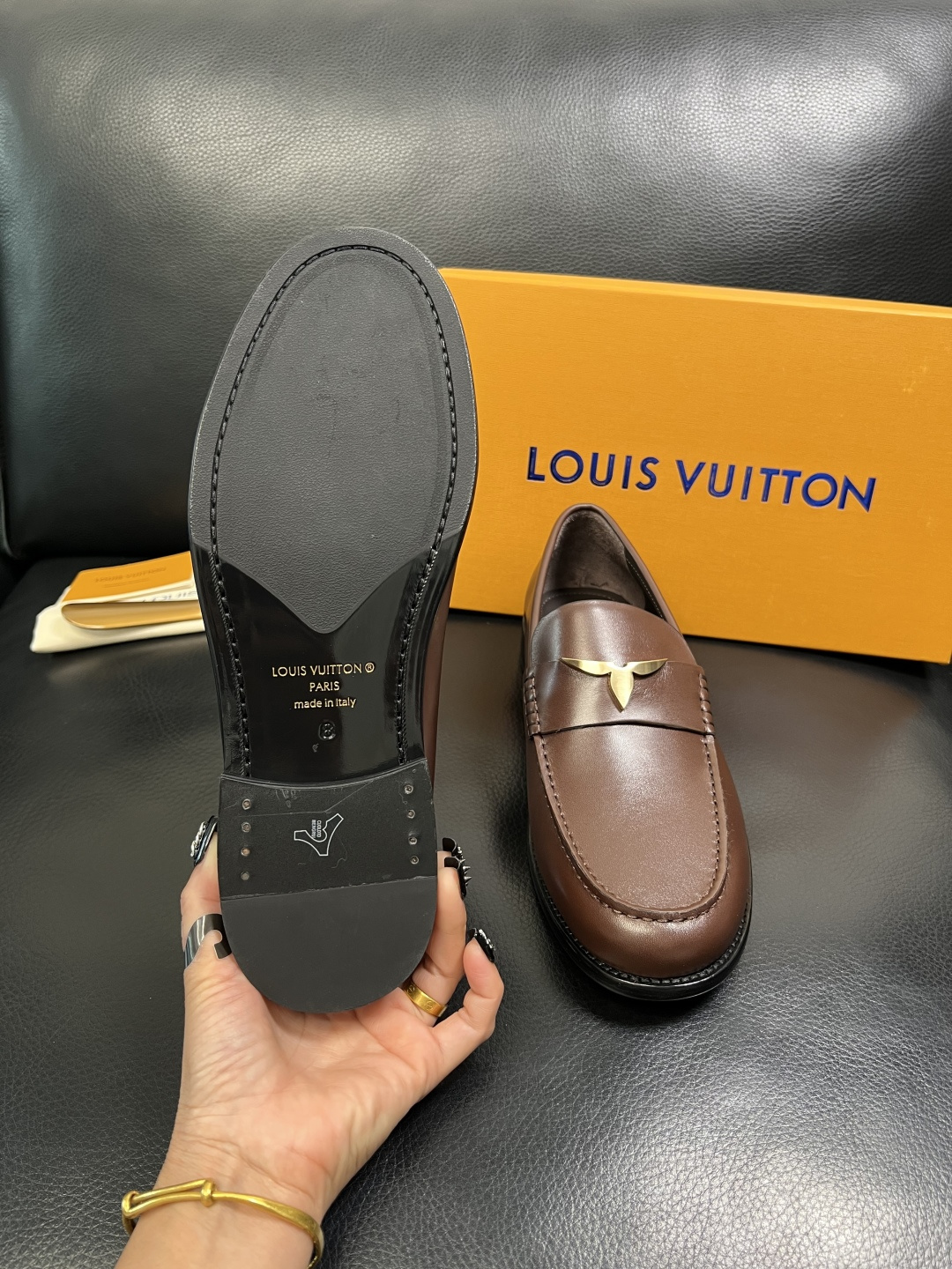 Lv 高品质 顶级工艺品 路易威登 皮鞋专柜同步原厂配置，鞋面意大利进口，进口水染牛皮内里，鞋底：原厂特