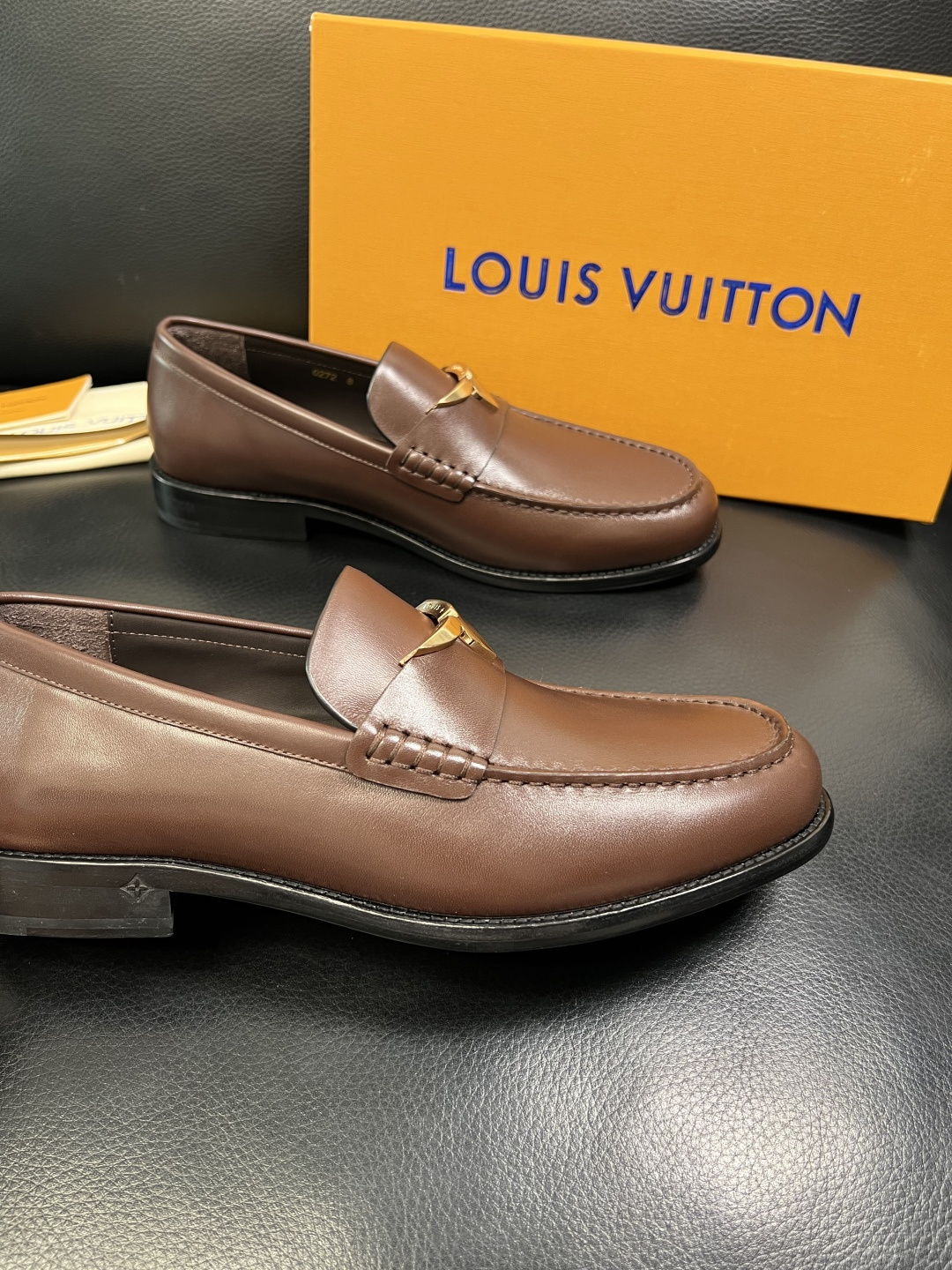 Lv 高品质 顶级工艺品 路易威登 皮鞋专柜同步原厂配置，鞋面意大利进口，进口水染牛皮内里，鞋底：原厂特