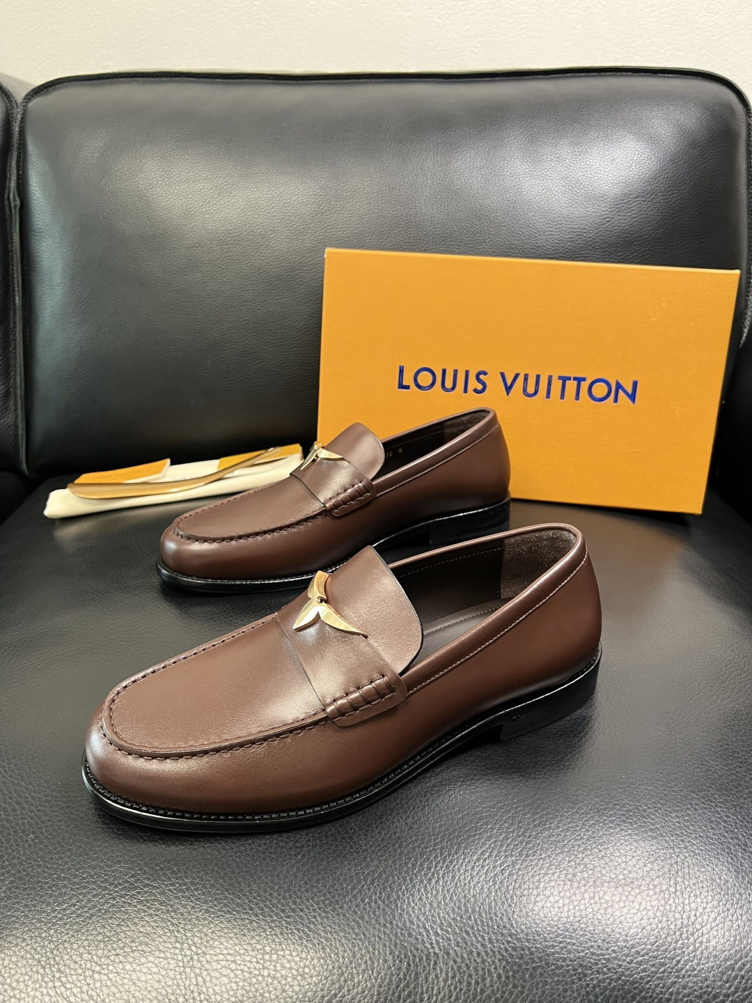 Lv 高品质 顶级工艺品 路易威登 皮鞋专柜同步原厂配置，鞋面意大利进口，进口水染牛皮内里，鞋底：原厂特