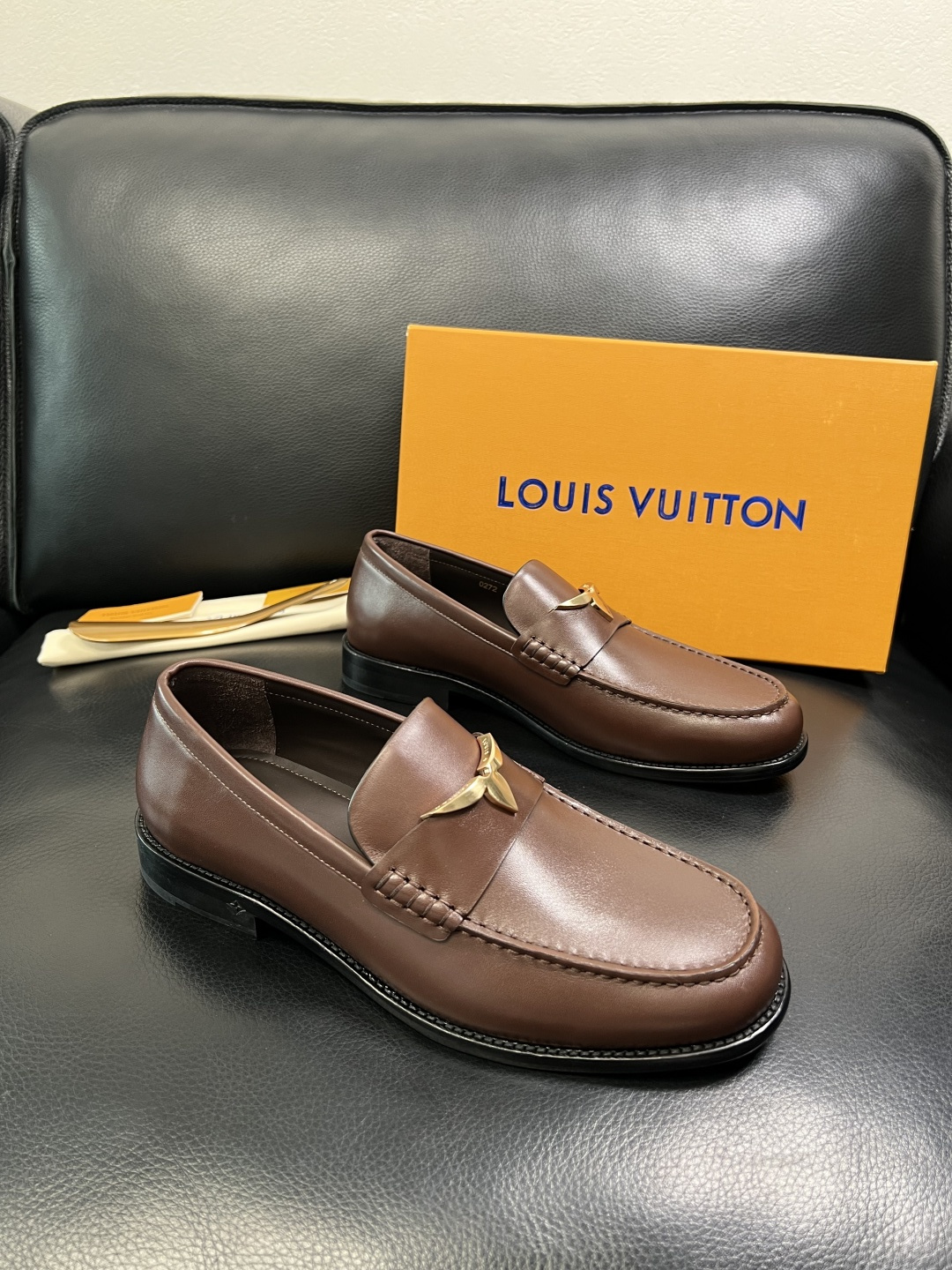 Lv 高品质 顶级工艺品 路易威登 皮鞋专柜同步原厂配置，鞋面意大利进口，进口水染牛皮内里，鞋底：原厂特