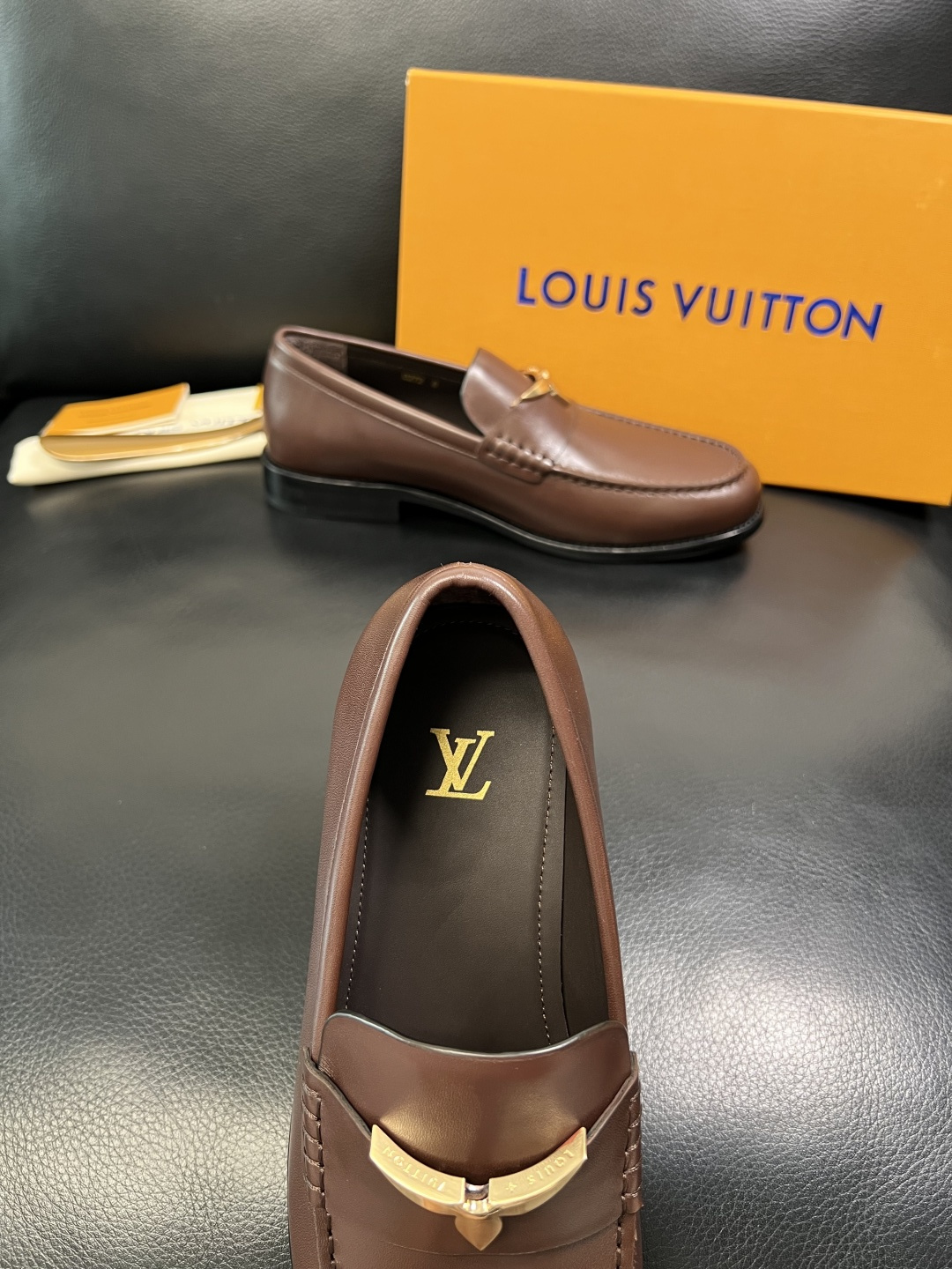 Lv 高品质 顶级工艺品 路易威登 皮鞋专柜同步原厂配置，鞋面意大利进口，进口水染牛皮内里，鞋底：原厂特