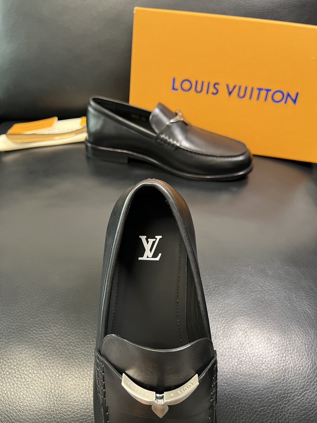 Lv 高品质 顶级工艺品 路易威登 皮鞋专柜同步原厂配置，鞋面意大利进口，进口水染牛皮内里，鞋底：原厂特