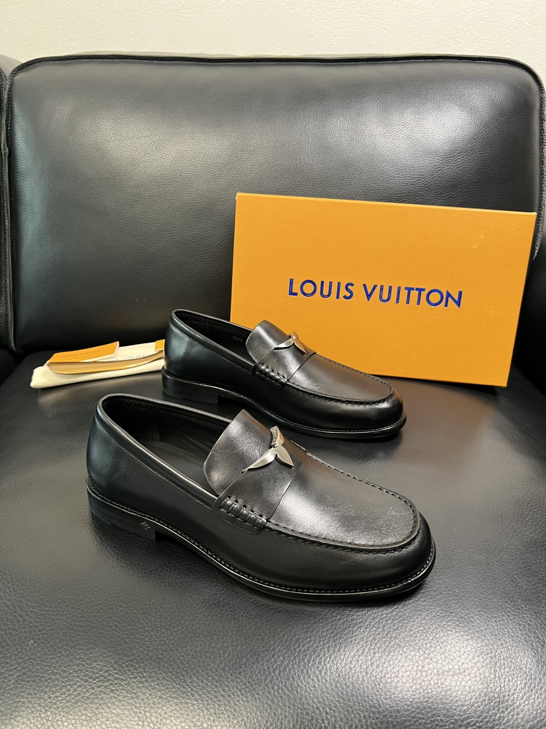 Lv 高品质 顶级工艺品 路易威登 皮鞋专柜同步原厂配置，鞋面意大利进口，进口水染牛皮内里，鞋底：原厂特