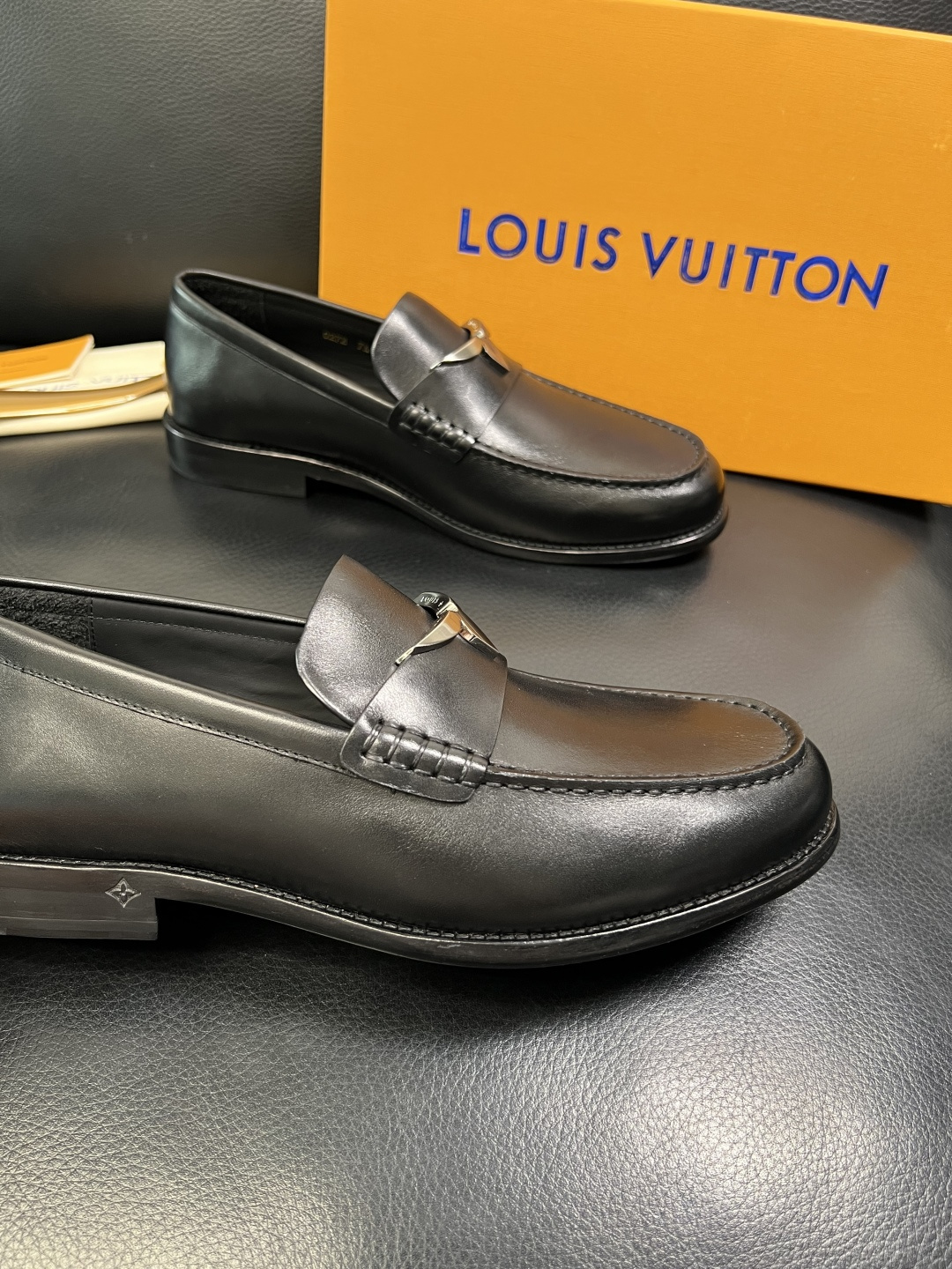 Lv 高品质 顶级工艺品 路易威登 皮鞋专柜同步原厂配置，鞋面意大利进口，进口水染牛皮内里，鞋底：原厂特