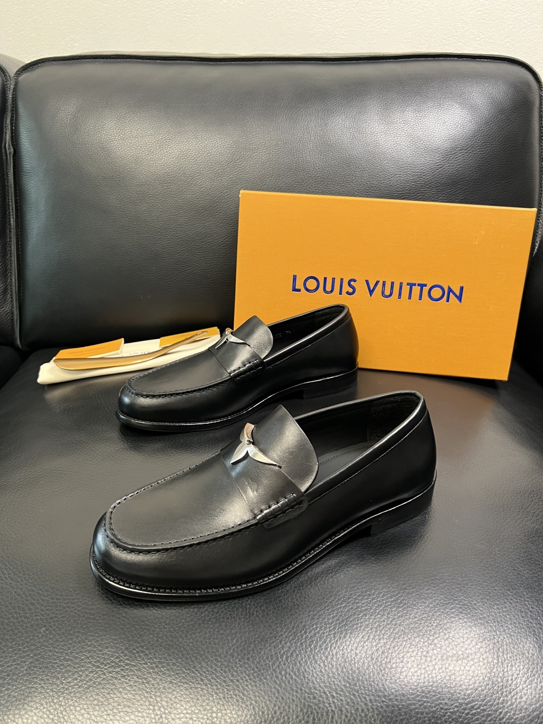 Lv 高品质 顶级工艺品 路易威登 皮鞋专柜同步原厂配置，鞋面意大利进口，进口水染牛皮内里，鞋底：原厂特