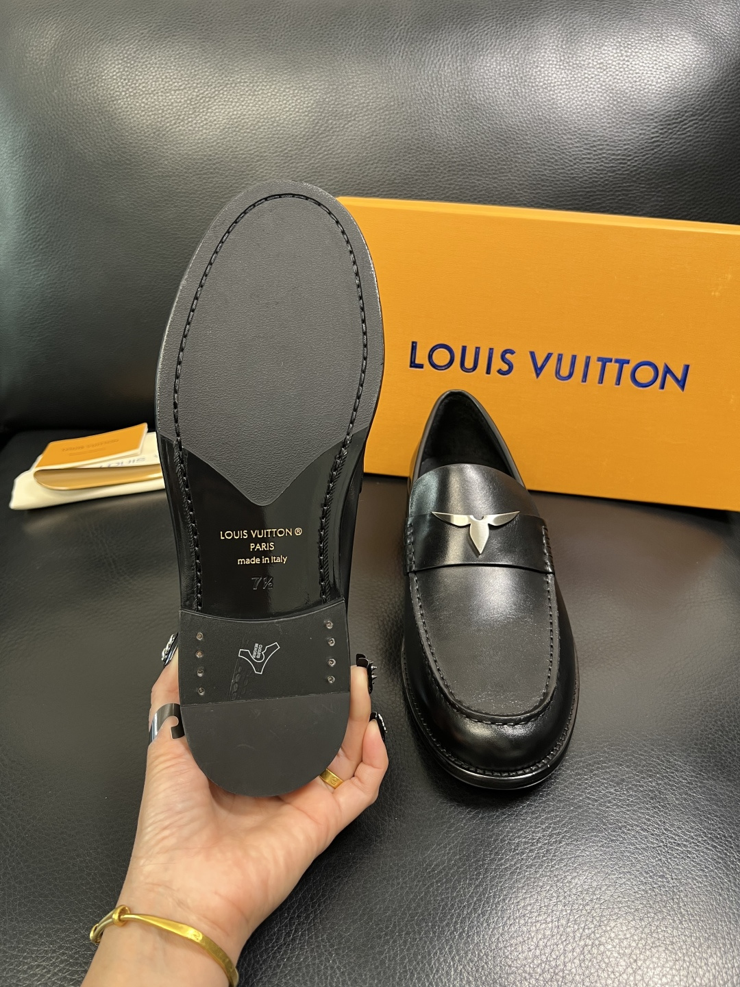 Lv 高品质 顶级工艺品 路易威登 皮鞋专柜同步原厂配置，鞋面意大利进口，进口水染牛皮内里，鞋底：原厂特