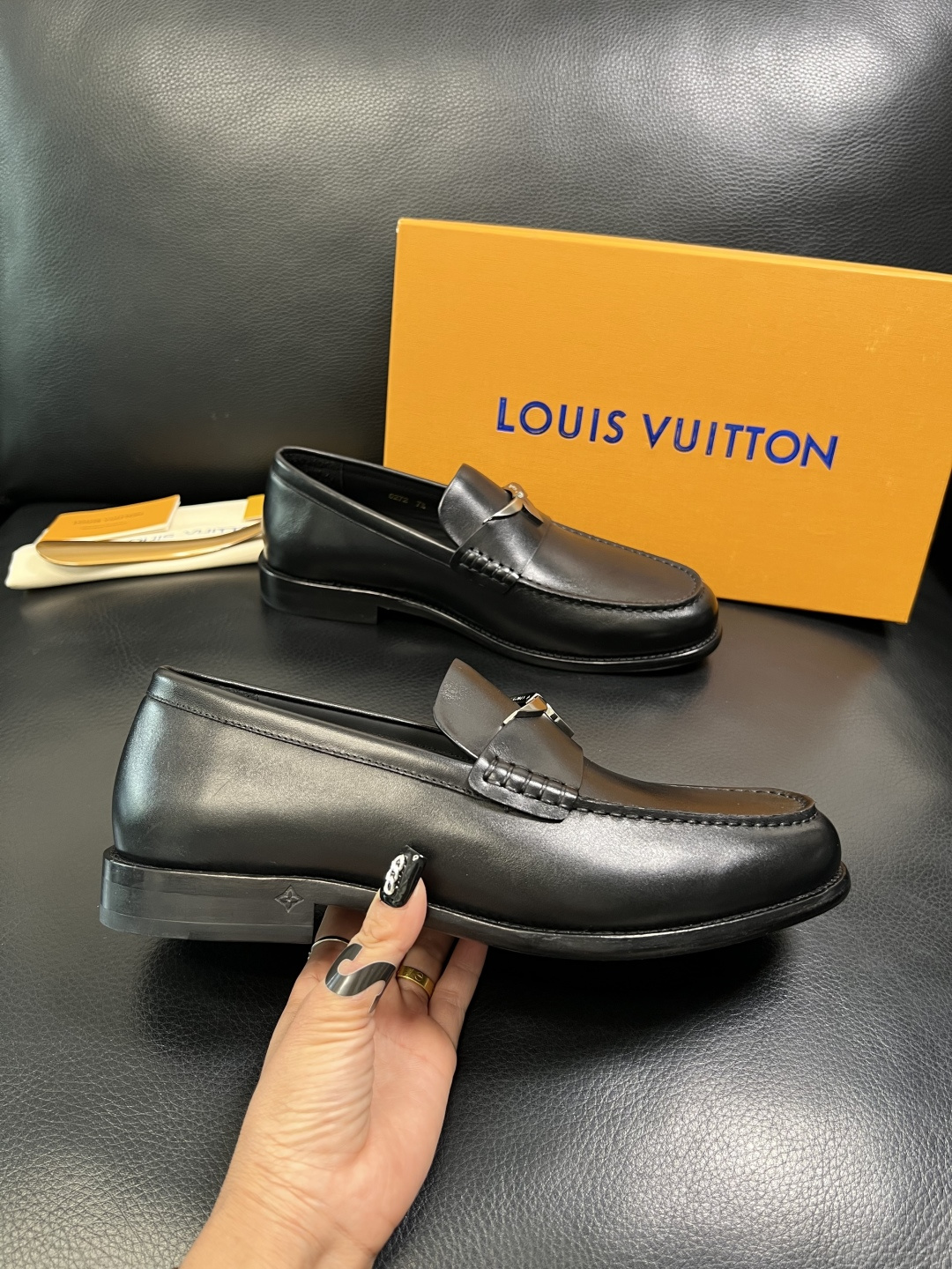 Lv 高品质 顶级工艺品 路易威登 皮鞋专柜同步原厂配置，鞋面意大利进口，进口水染牛皮内里，鞋底：原厂特