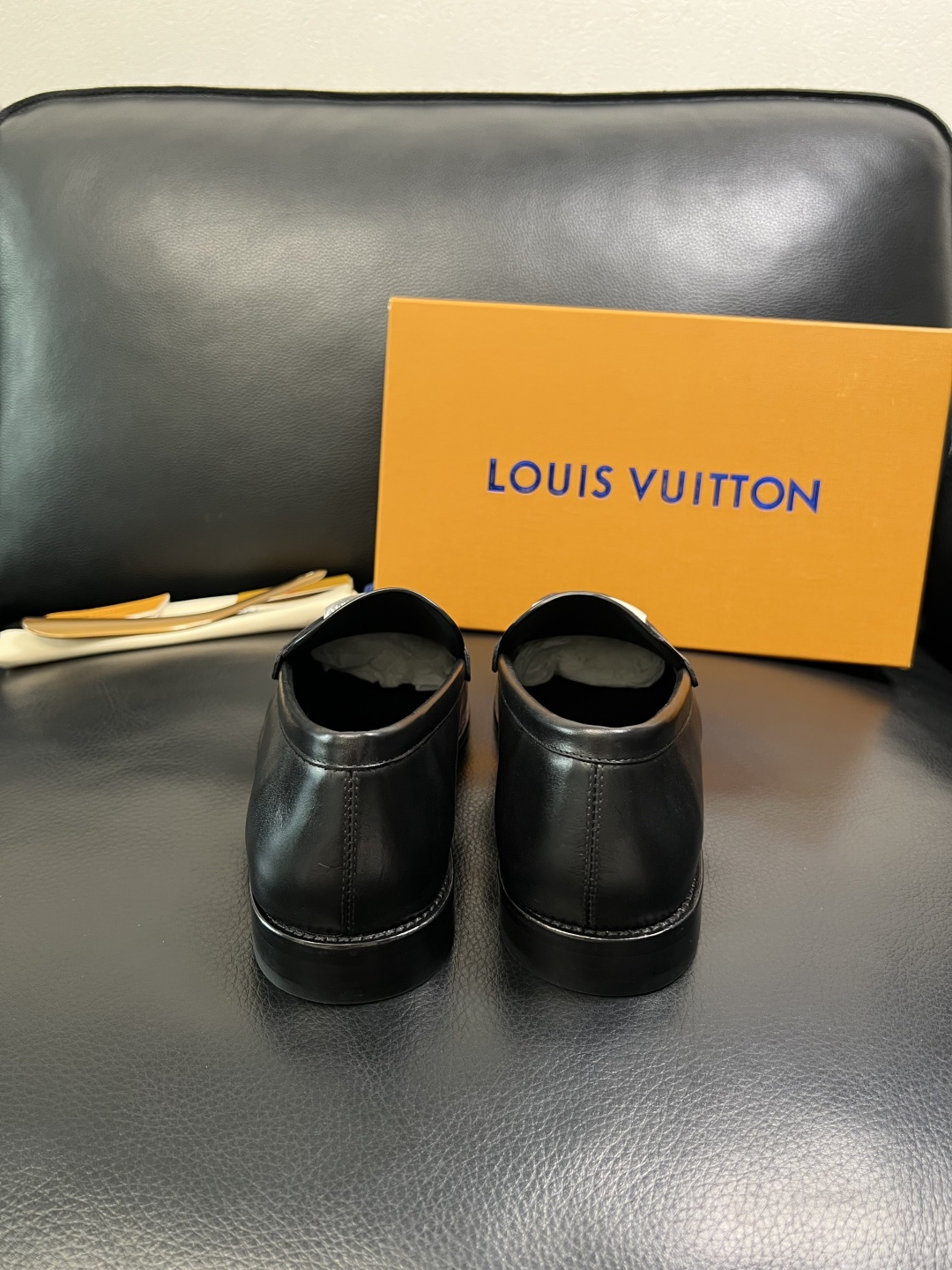 Lv 高品质 顶级工艺品 路易威登 皮鞋专柜同步原厂配置，鞋面意大利进口，进口水染牛皮内里，鞋底：原厂特