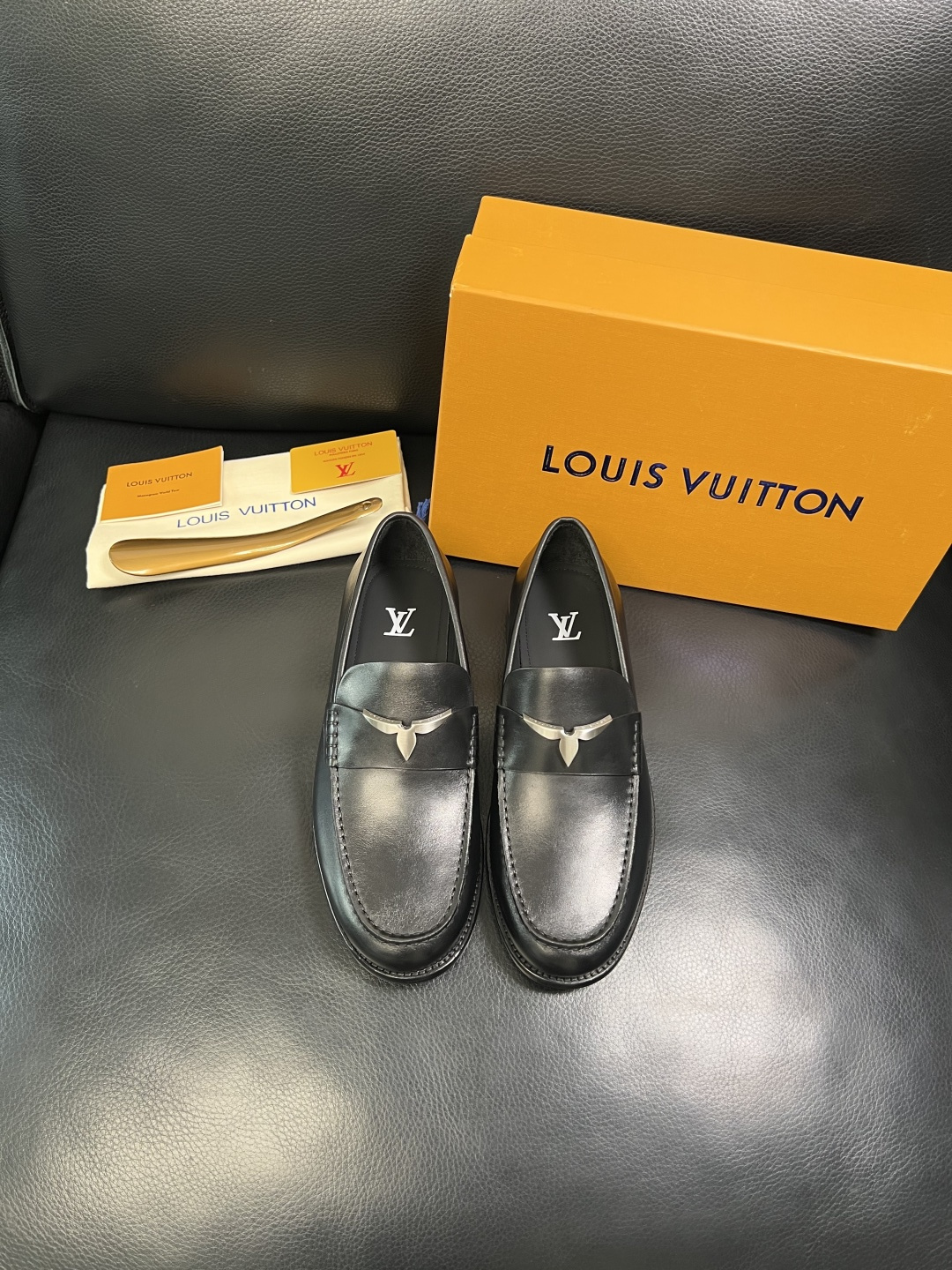 Lv 高品质 顶级工艺品 路易威登 皮鞋专柜同步原厂配置，鞋面意大利进口，进口水染牛皮内里，鞋底：原厂特