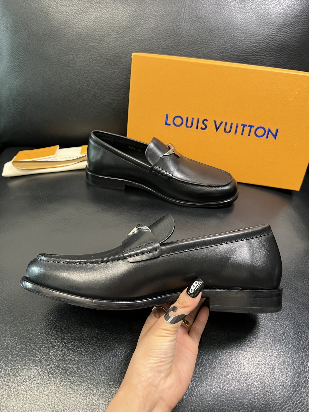 Lv 高品质 顶级工艺品 路易威登 皮鞋专柜同步原厂配置，鞋面意大利进口，进口水染牛皮内里，鞋底：原厂特