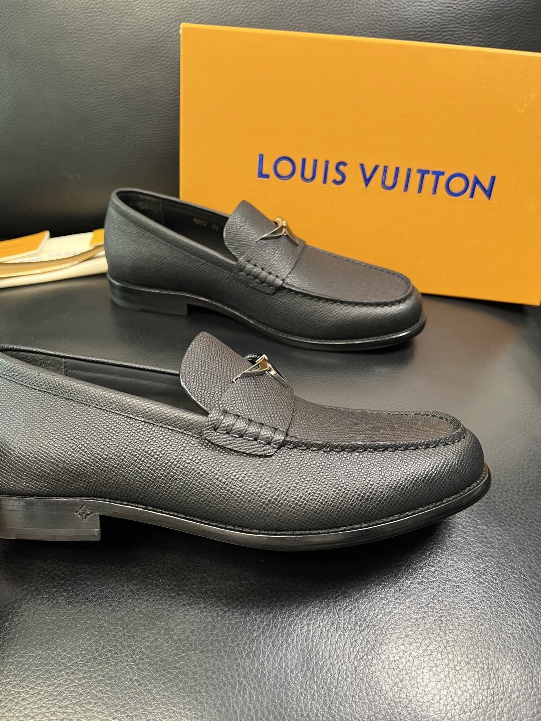 Lv 高品质 顶级工艺品 路易威登 皮鞋专柜同步原厂配置，鞋面意大利进口，进口水染牛皮内里，鞋底：原厂特