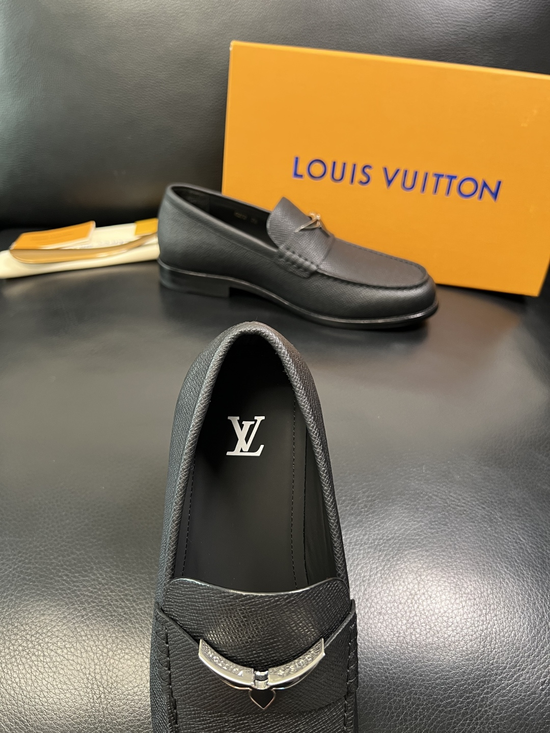 Lv 高品质 顶级工艺品 路易威登 皮鞋专柜同步原厂配置，鞋面意大利进口，进口水染牛皮内里，鞋底：原厂特