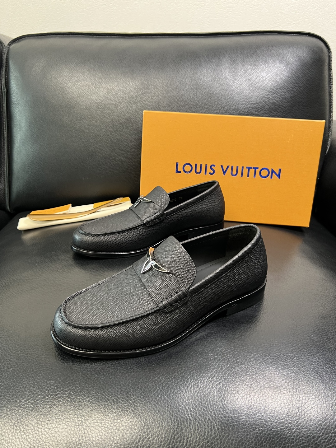 Lv 高品质 顶级工艺品 路易威登 皮鞋专柜同步原厂配置，鞋面意大利进口，进口水染牛皮内里，鞋底：原厂特